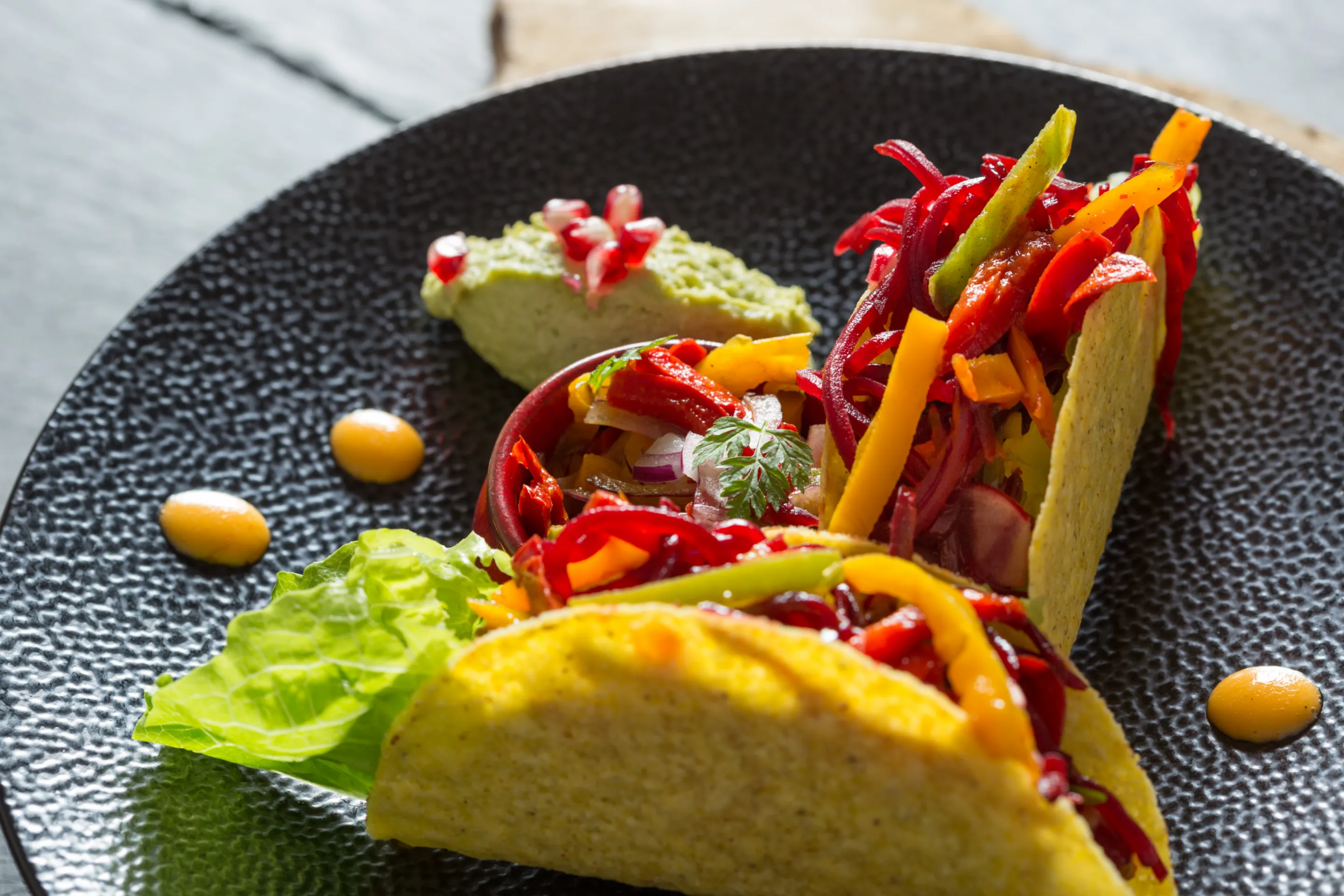 Wrap z burakami, papryką podsmażaną i guacamole