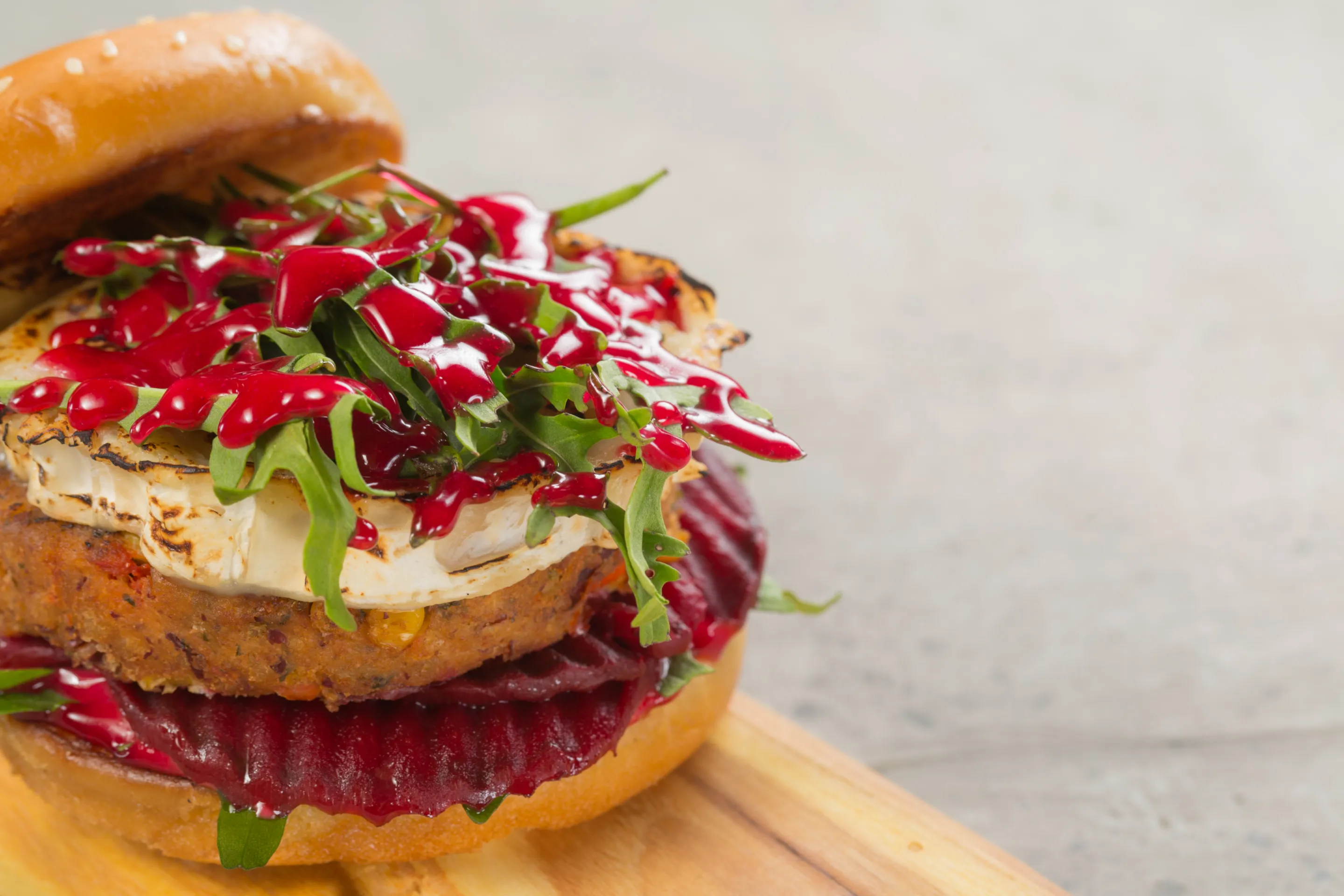 Vegeburger z buraczkami i kozim serem