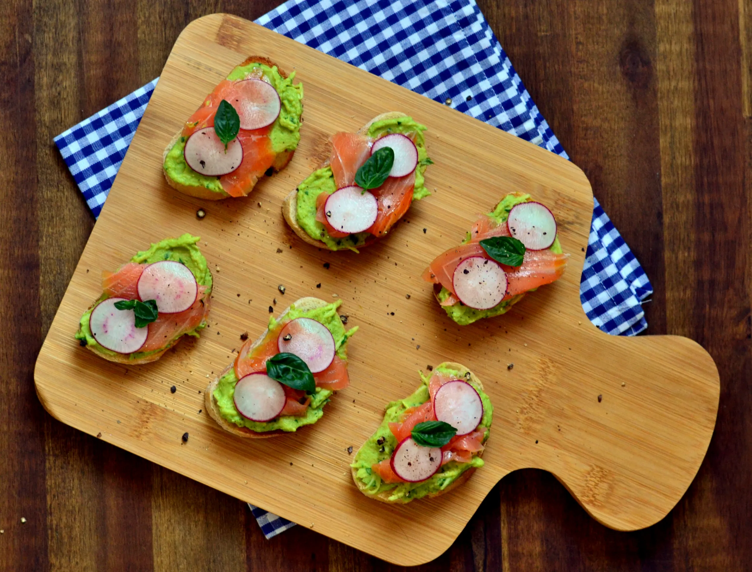 Füstölt lazacos crostini tormás borsópürével