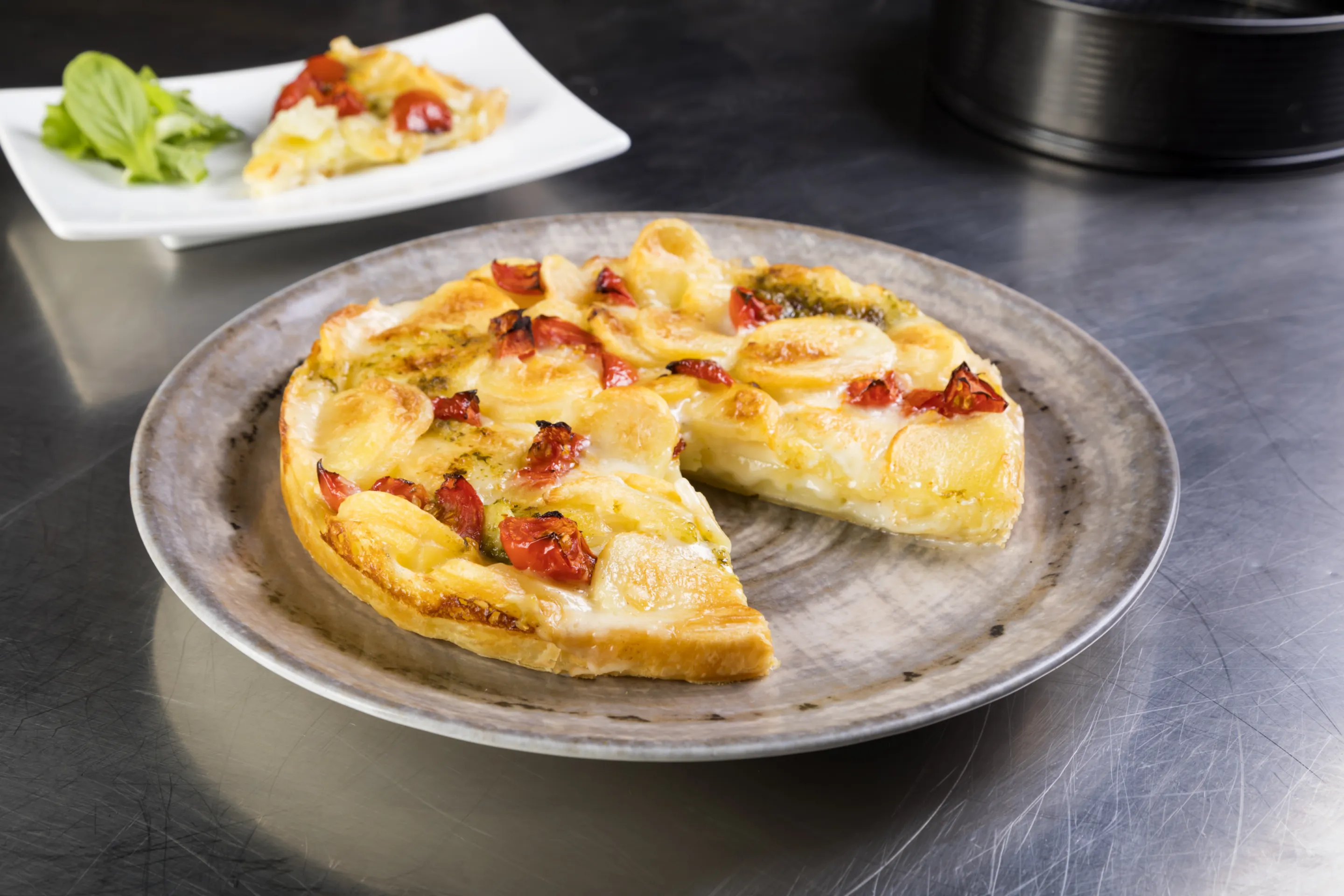 Torta salata con gratin di patate, caciocavallo, pomodori e pesto