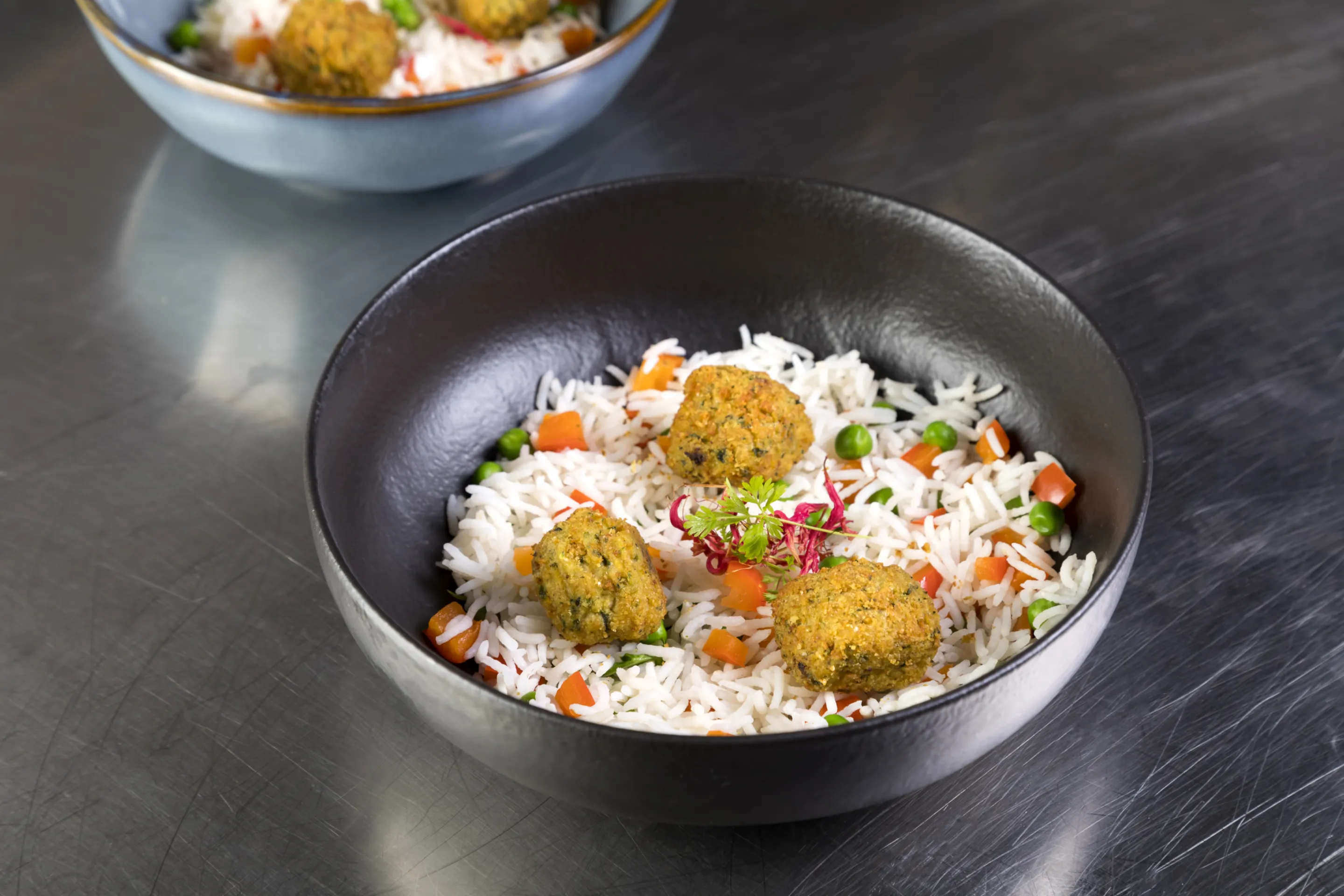 Falafel con riso basmati piselli e peperone rosso