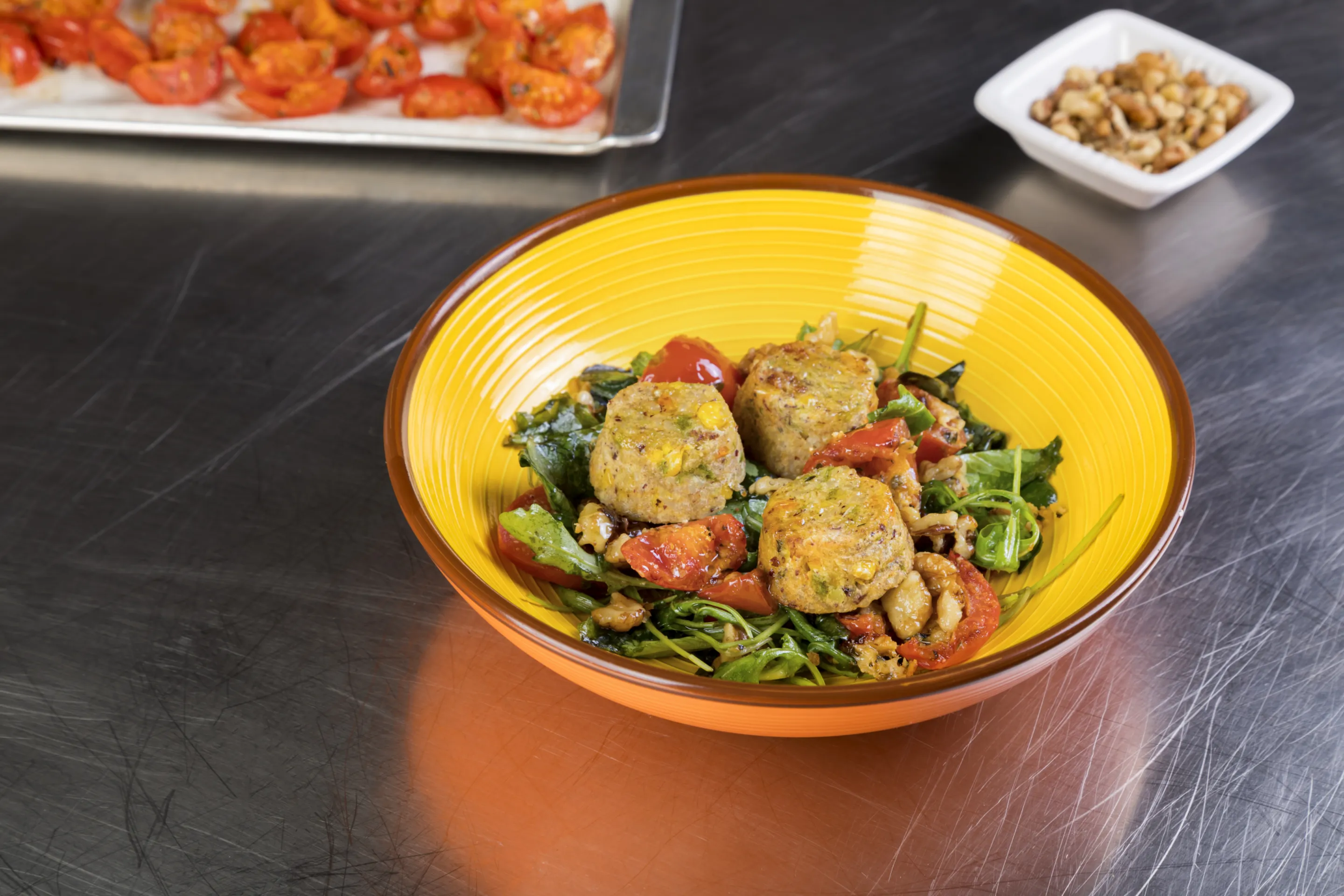 Snack basmati, verdure e cheddar in insalata con pomodori appassiti e noci