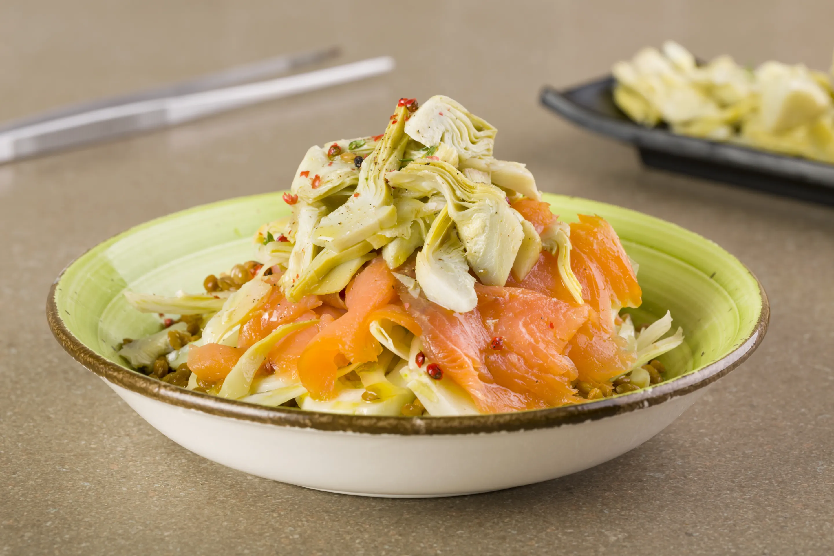 Insalata di carciofi con salmone, finocchi e lenticchie