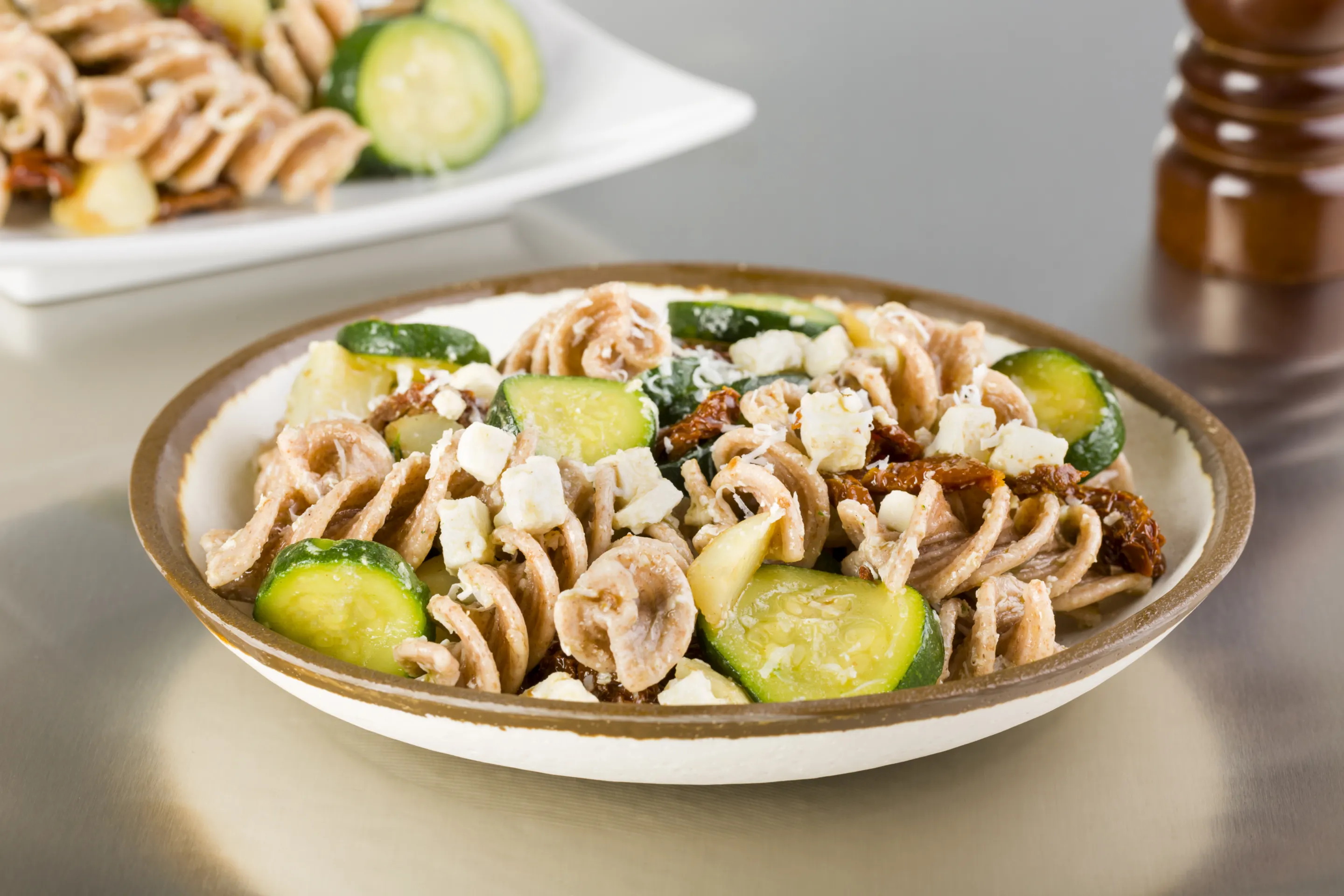 Insalata di fusilloni al farro con zucchine, pomodoro secco e ricotta stagionata