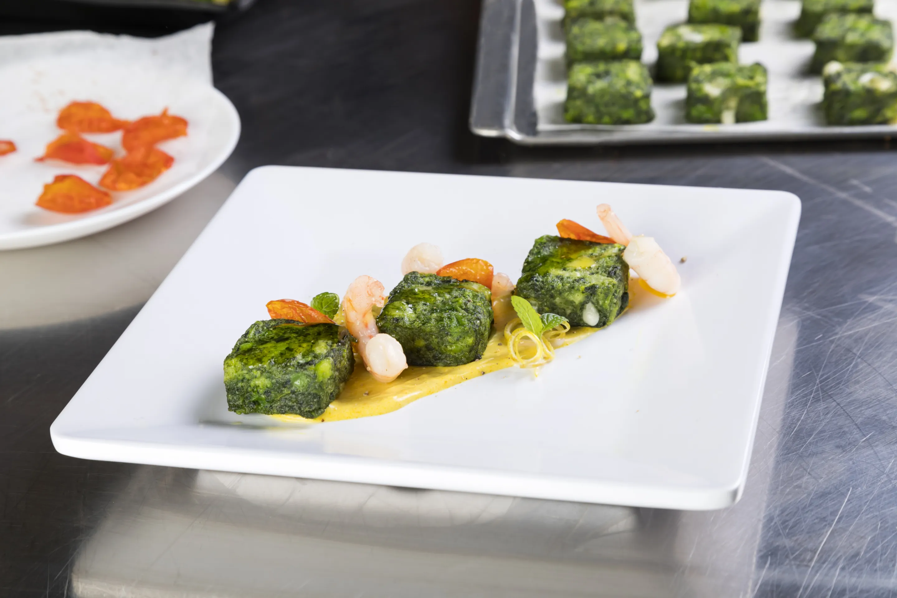 Snack spinaci, piselli e provola con maionese alla curcuma e gamberi