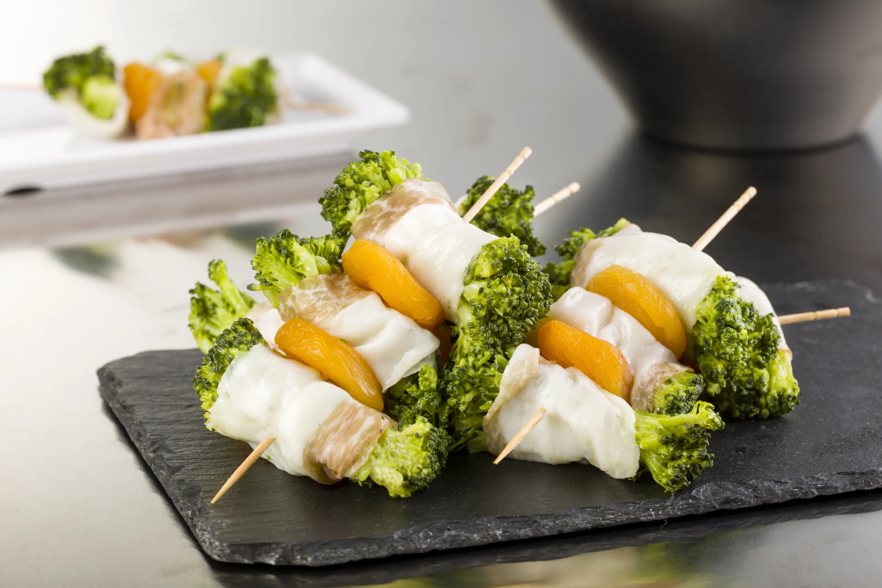 Spiedo di broccoli con lardo di colonnata e albicocche