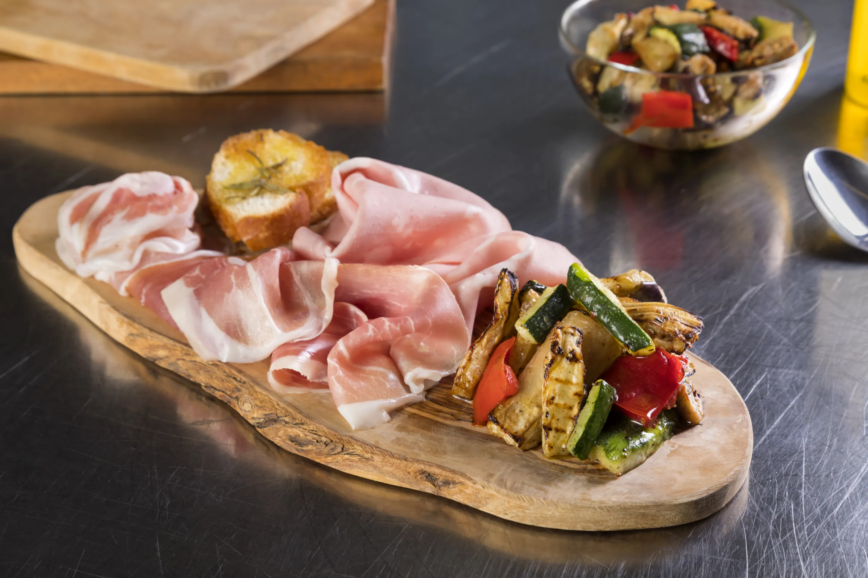 Tagliere di salumi con tris di verdure grigliate e crostini di pane