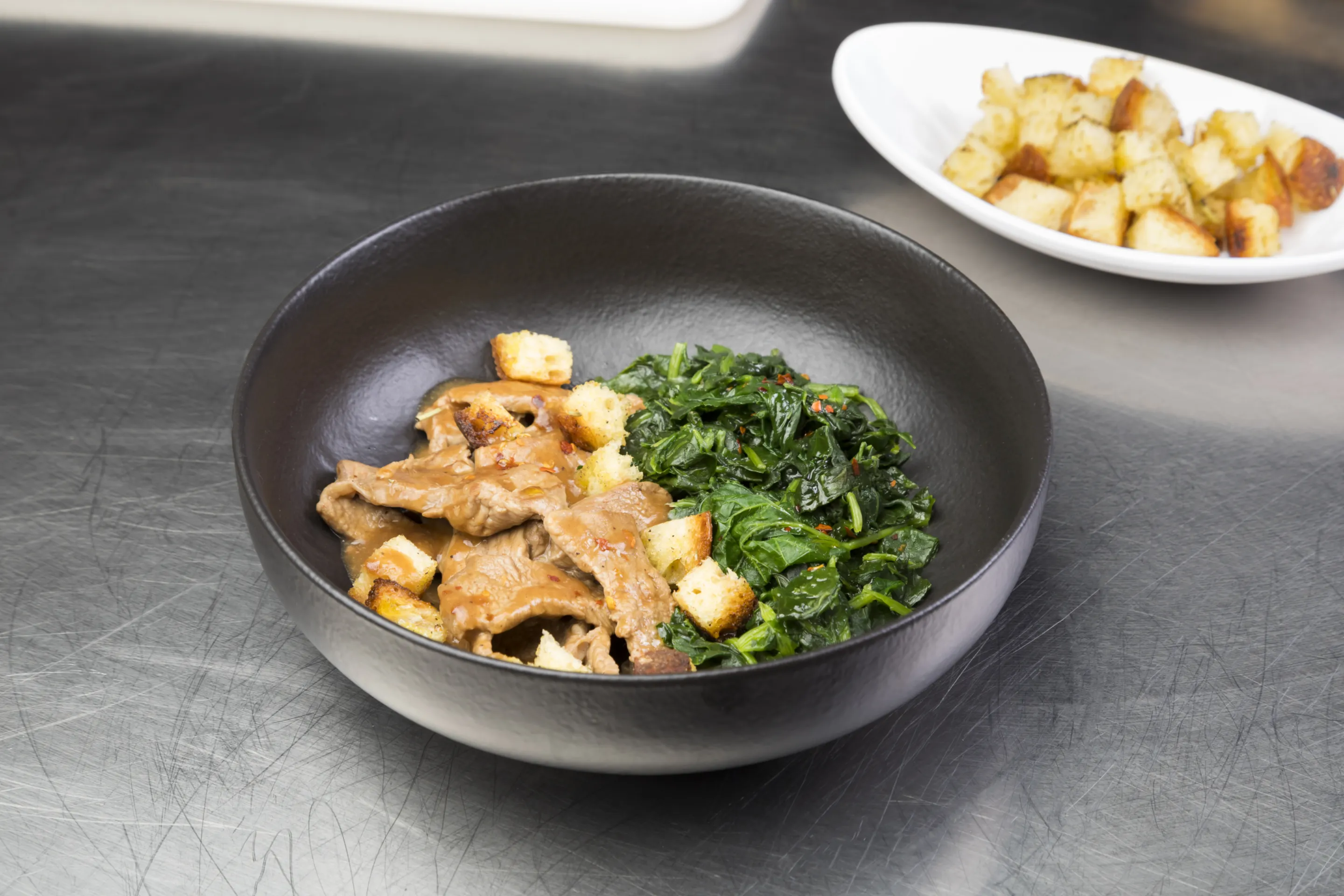 Straccetti di vitello con foglioline di spinaci e sugo d'arrosto al miele