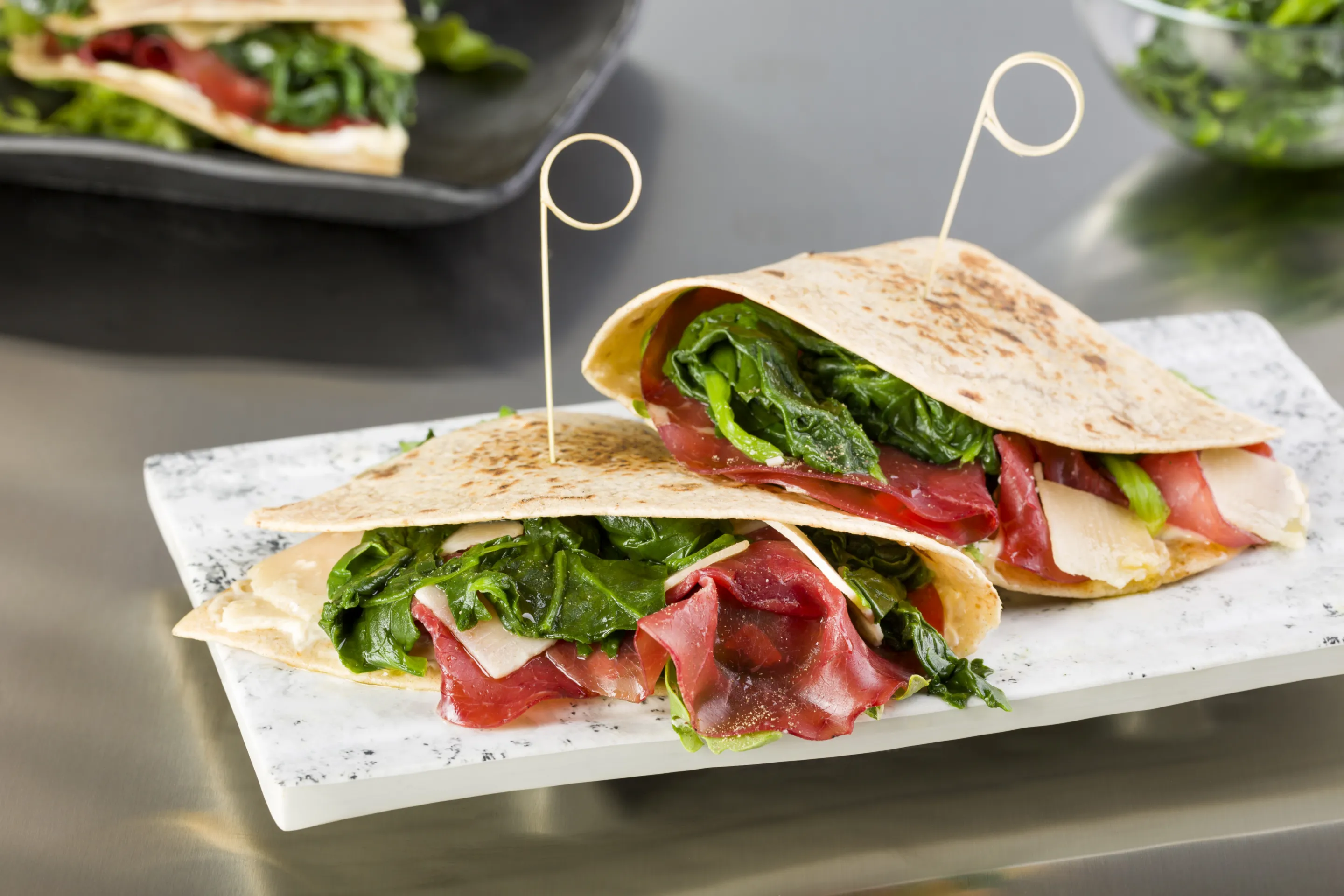 Piadina integrale con bresaola, spinaci e grana