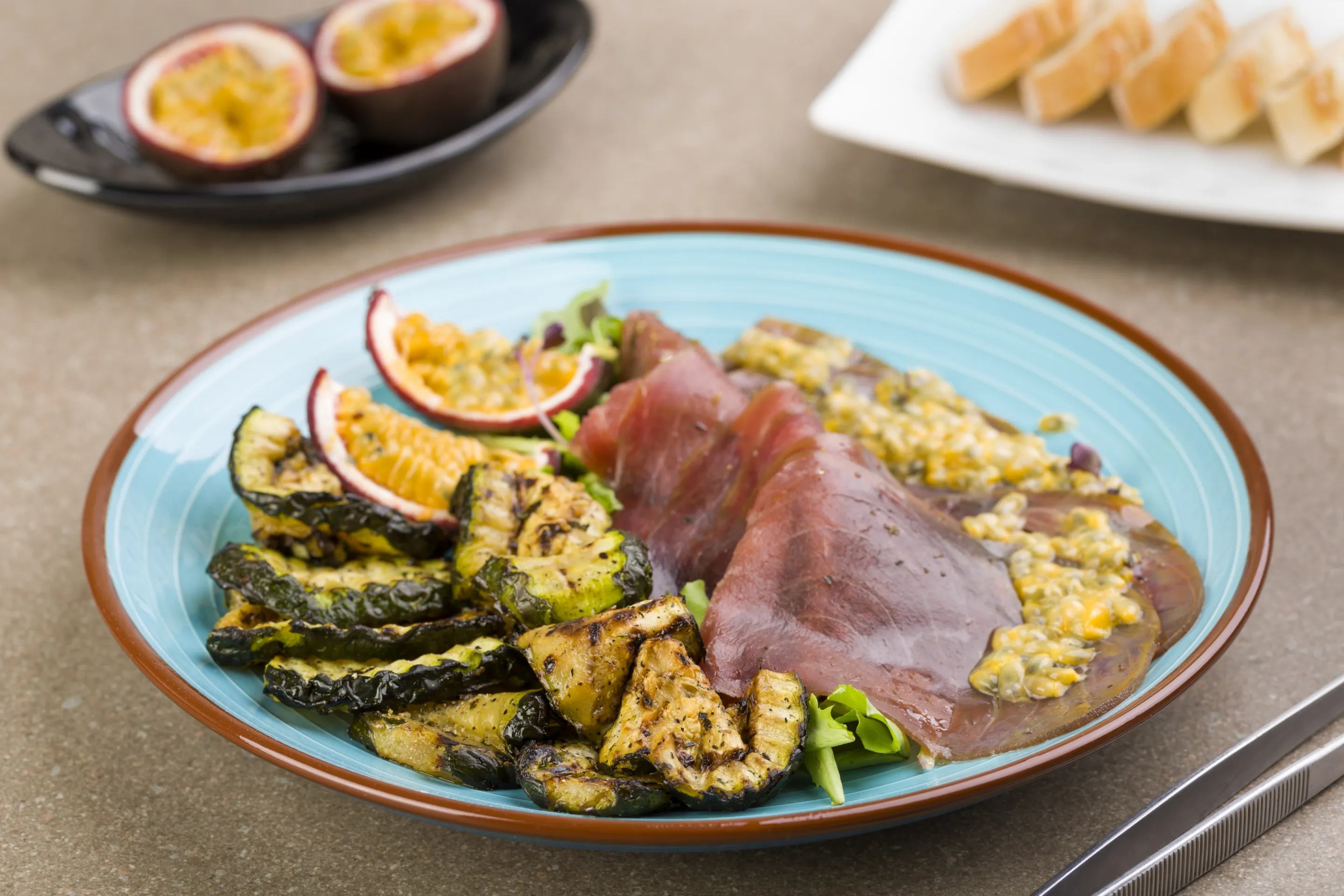 Carpaccio di tonno con zucchine grigliate e salsa al passion fruit