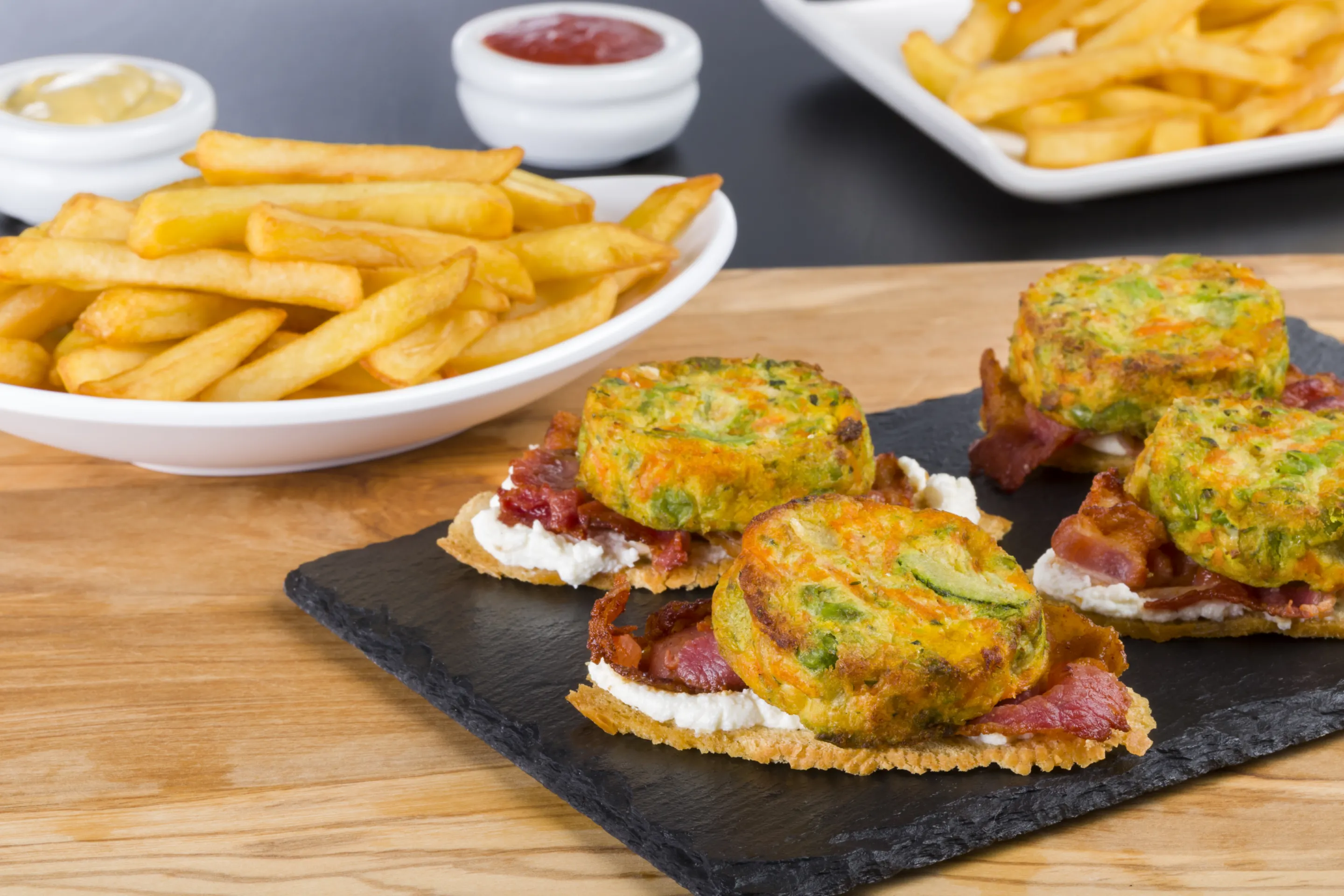 Chips di pane con burger zucchine piselli e carote e patate fritte