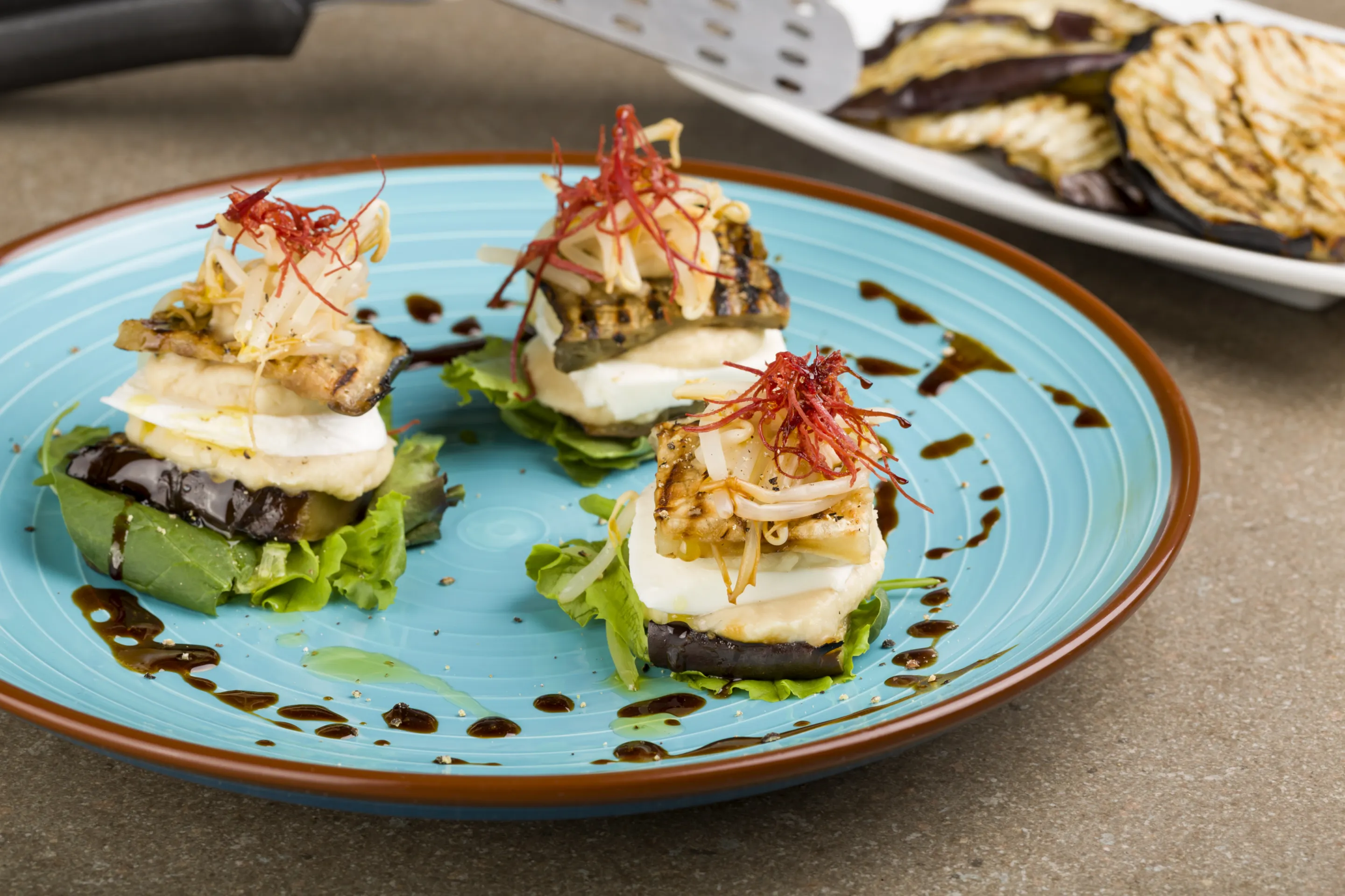 Sandwich di melanzane con hummus di ceci, bufala e sfilacci di puledro