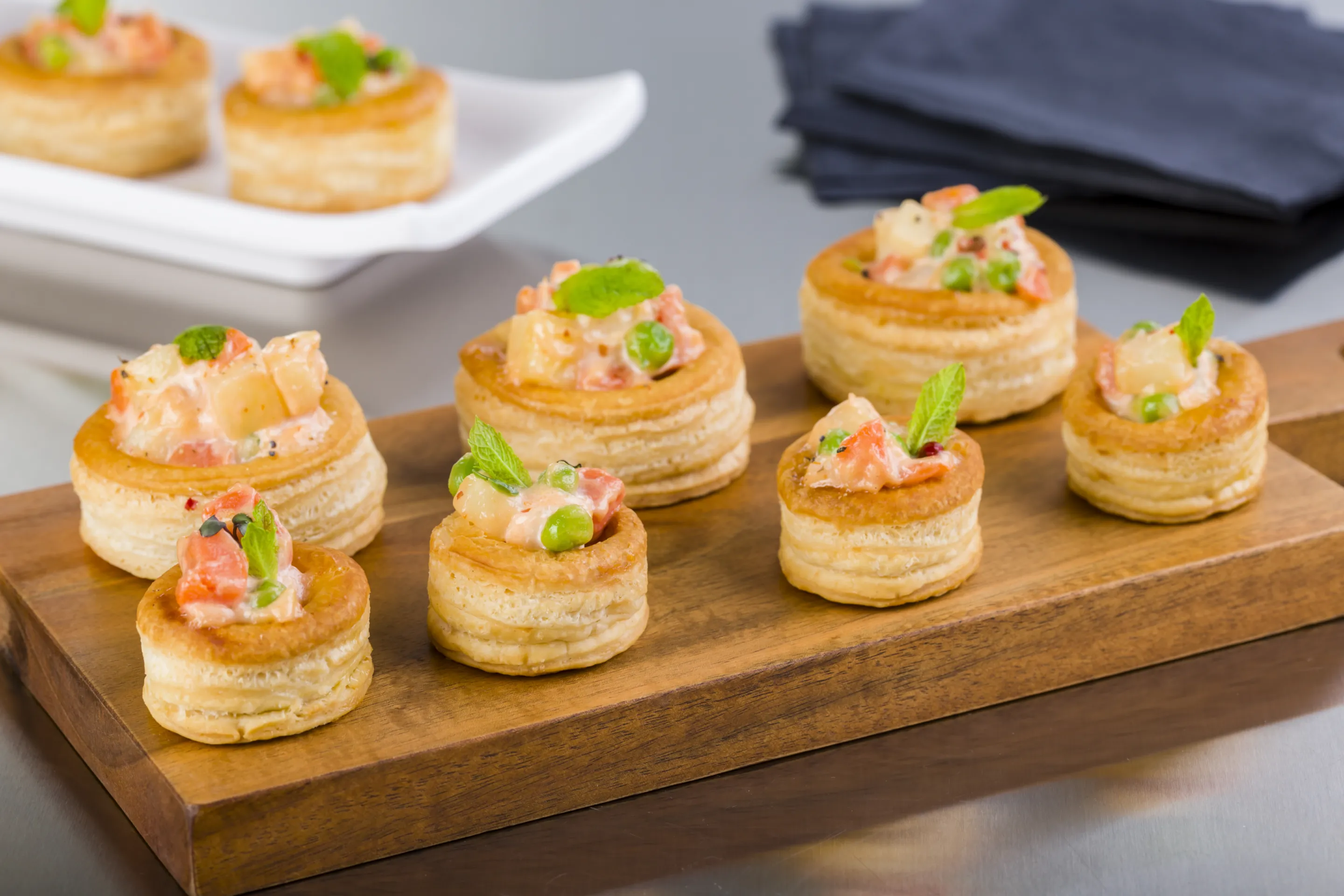 Vol-au-vent con insalata russa e salsa cocktail aromatizzata alla menta