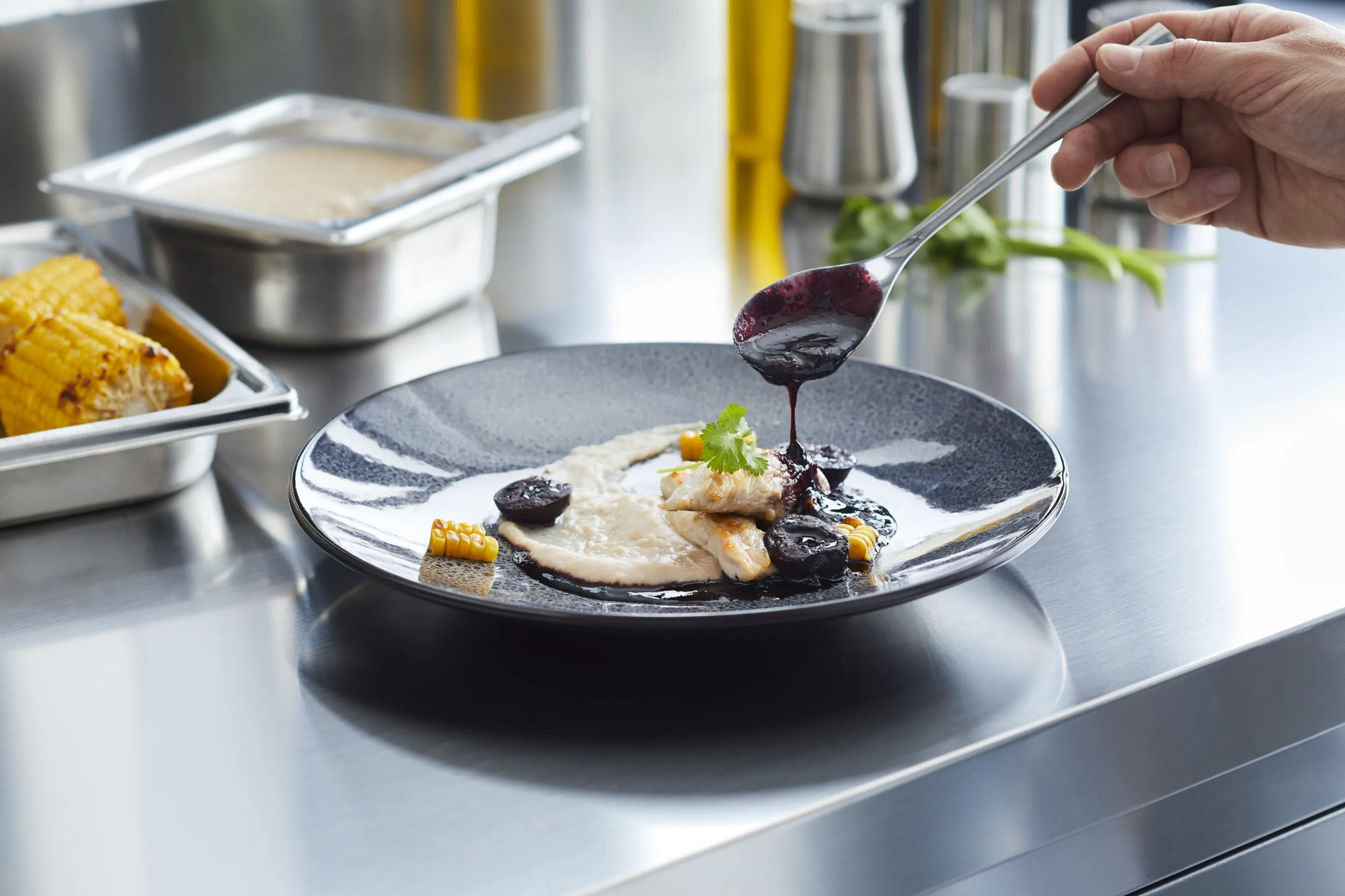 Houmous d'haricots, goujonette de volaille et jus de cerise acidulé