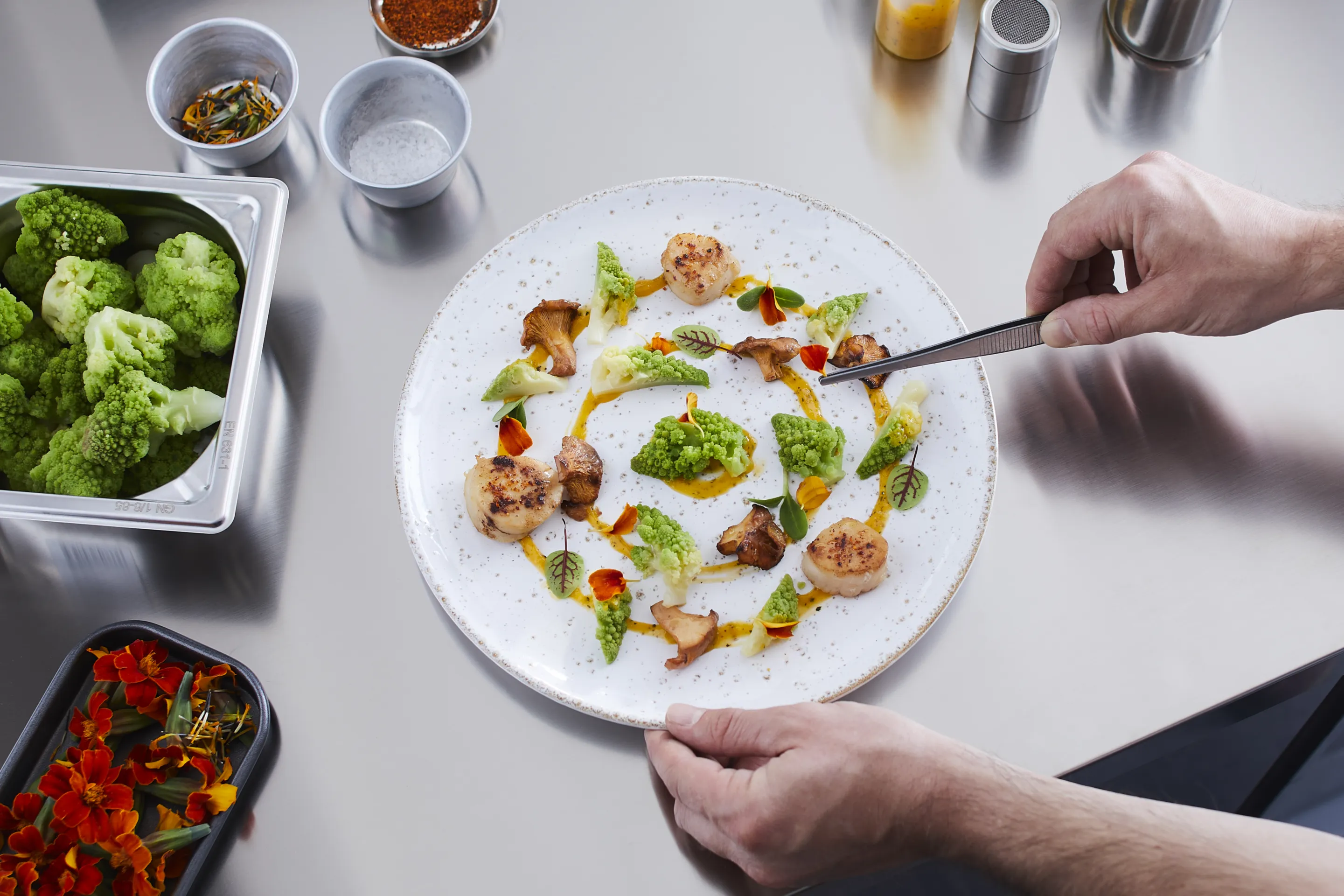 Méli mélo de romanesco, Saint-Jacques et ketchup de mangue