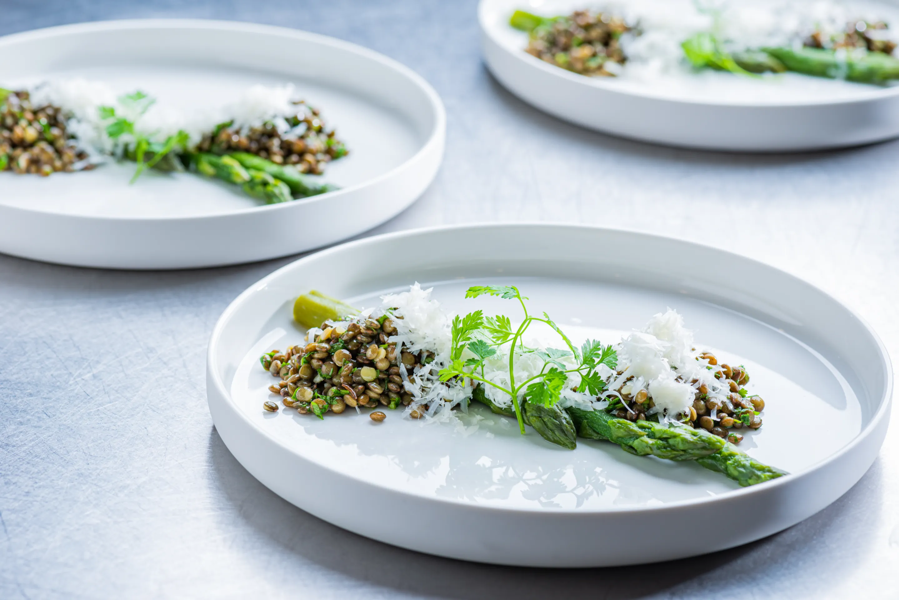 Groene linzensalade met asperges