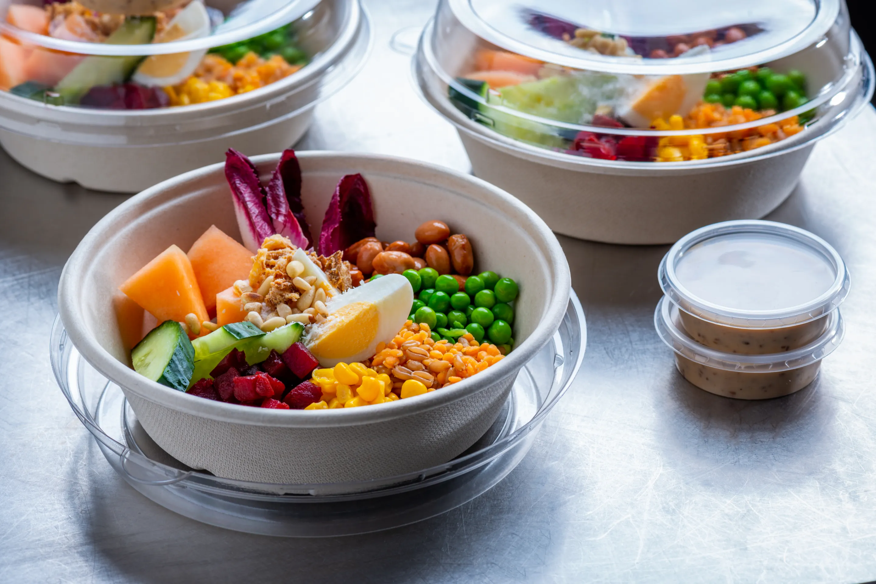 Buddha bowl met spelt koraallinzen, maïs en borlotti bonen