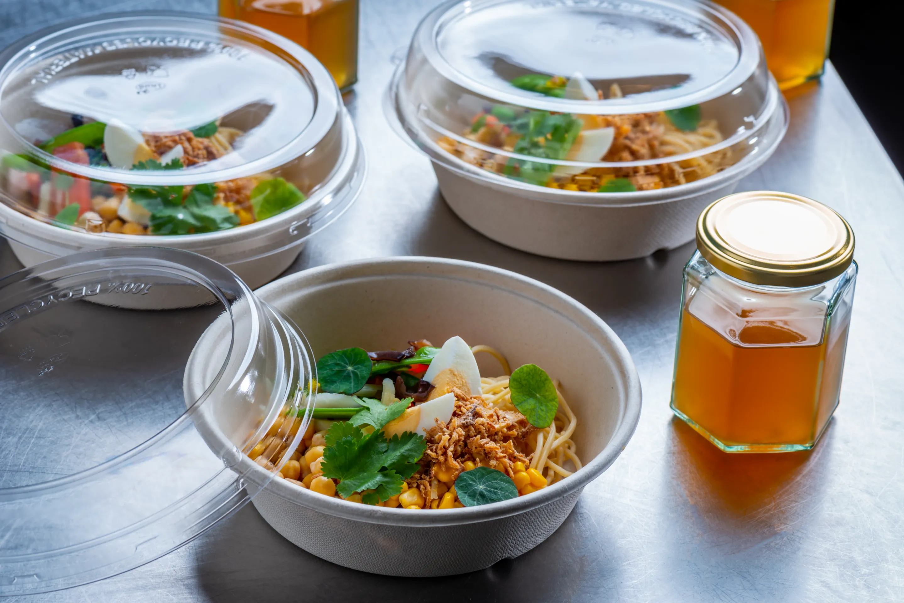 Take away: Noodle bowl met kikkererwten en maïs