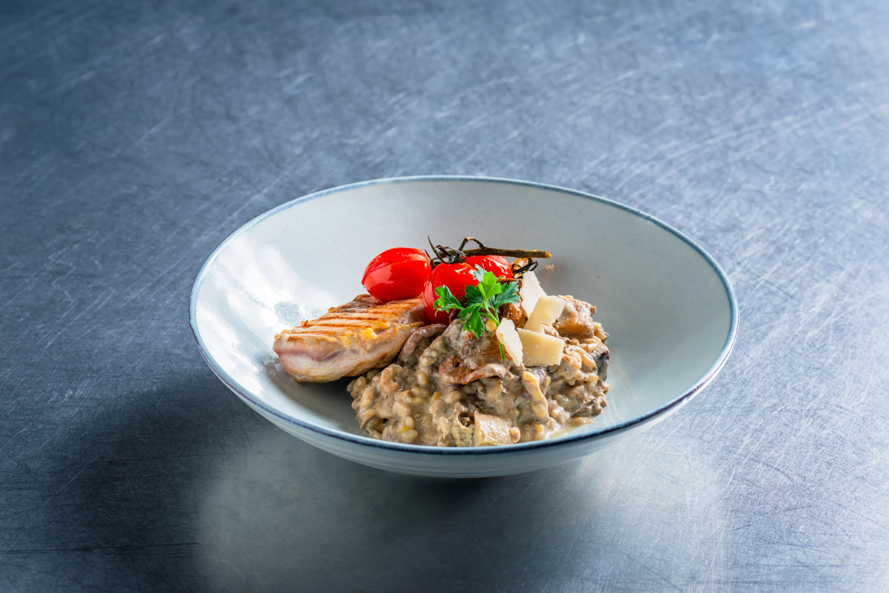 Risotto met parelhoen, mascarpone en bospaddenstoelen