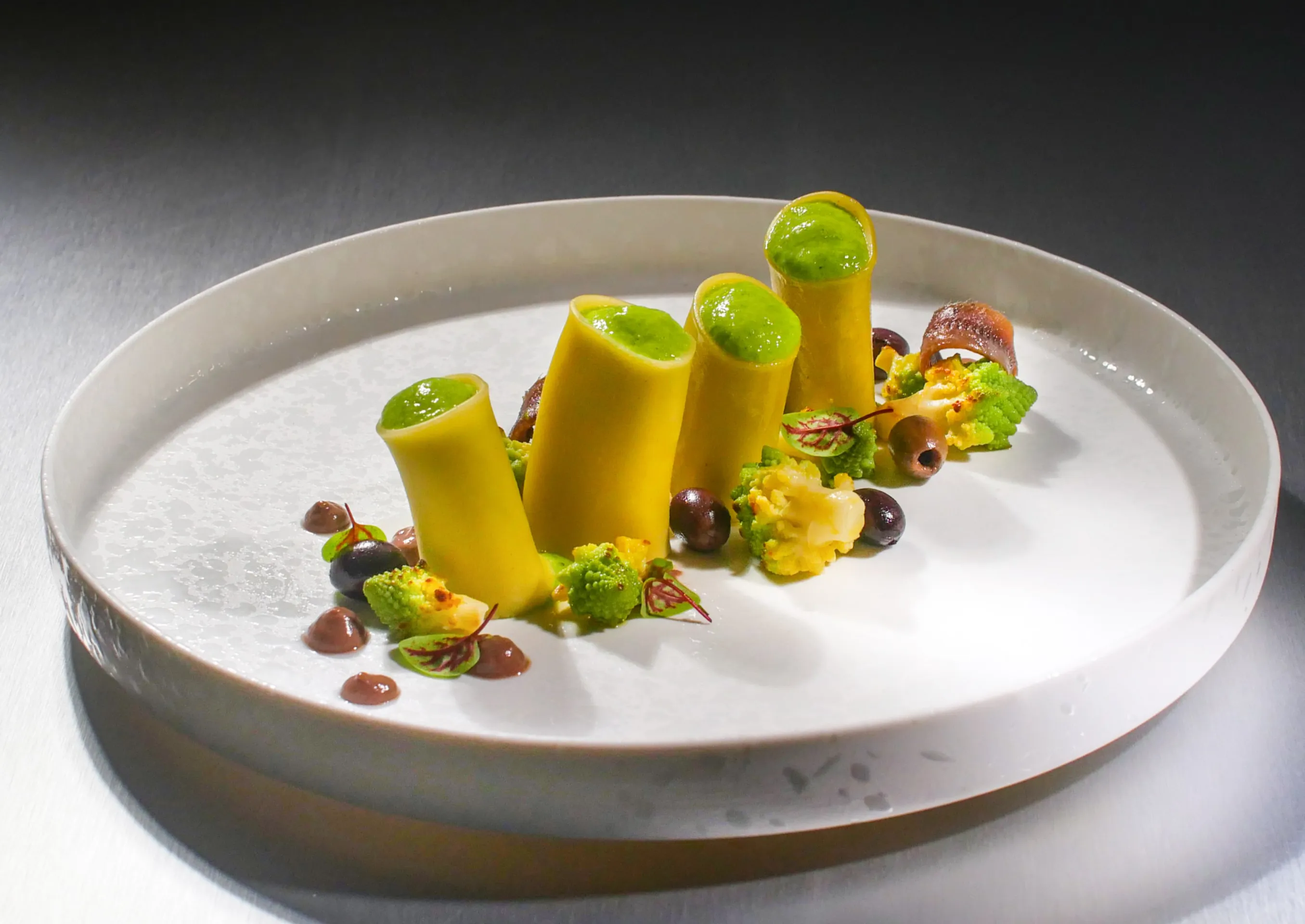 PACCHERI CON SPUMA DI ROMANESCO, OLIVE TAGGIASCHE, PEPE NERO E ACCIUGHE DEL CANTABRICO
