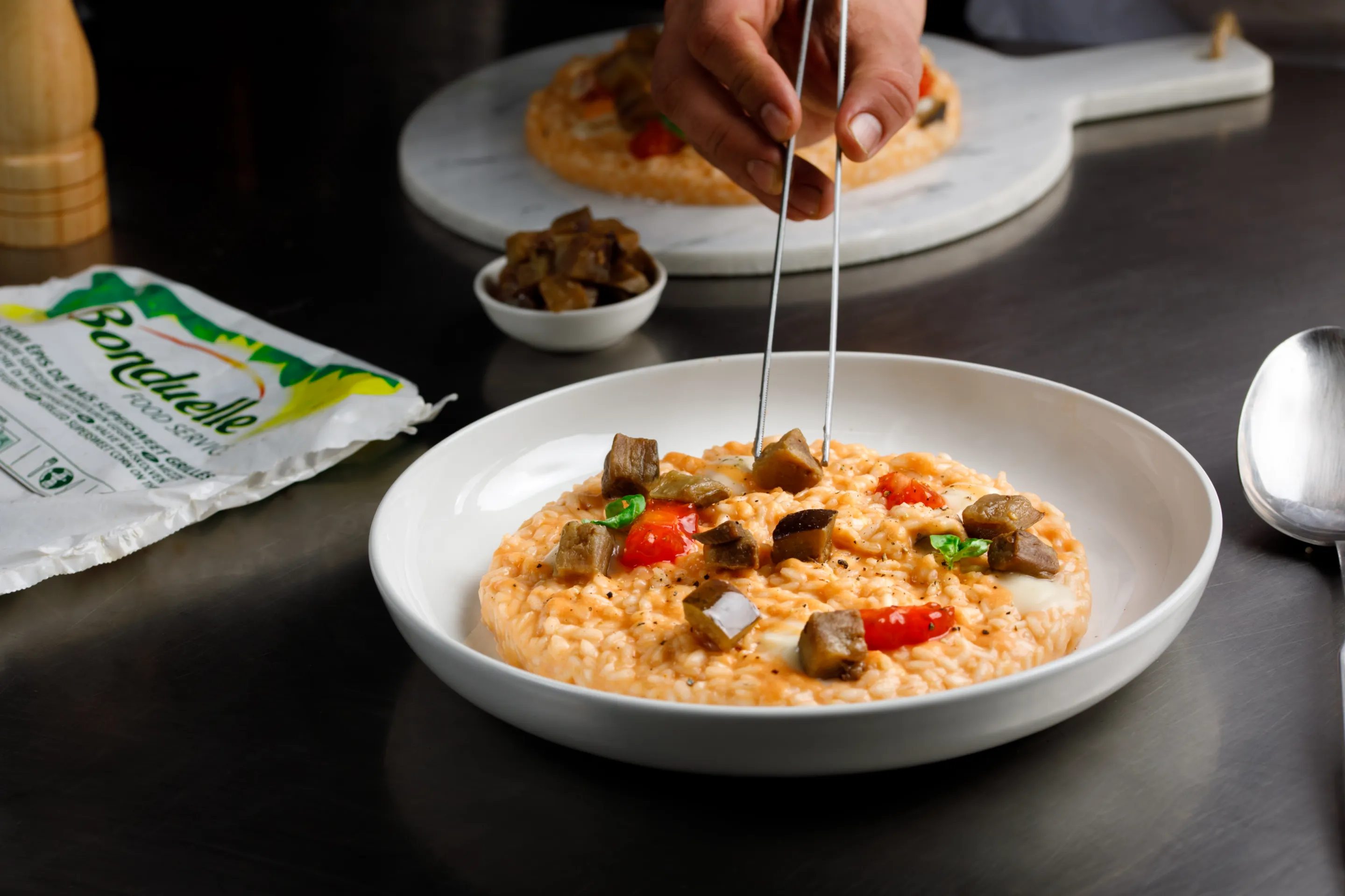 RISOTTO ALLA NORMA CON MELANZANE PRE-FRITTE, FONDUTA DI PECORINO, CUORE DI POMODORO