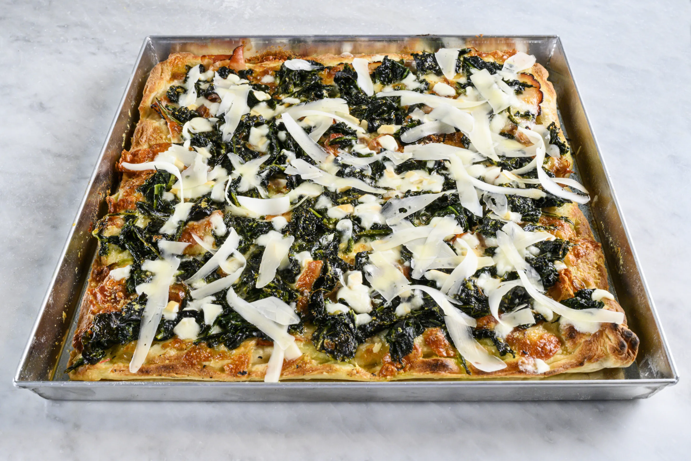 PIZZA CON CAVOLO KALE E PORCHETTA