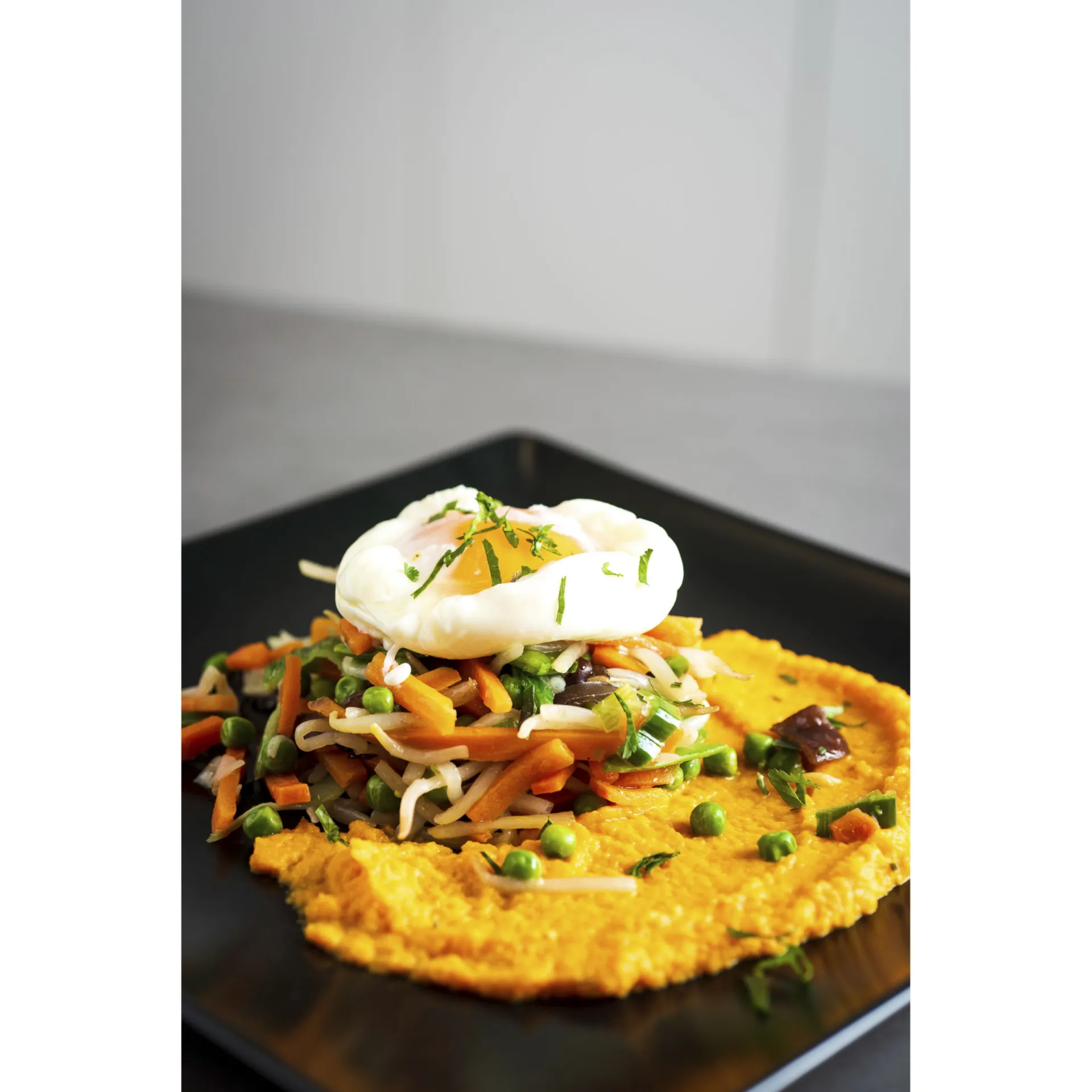 Huevo Poché con Nido de Verduras