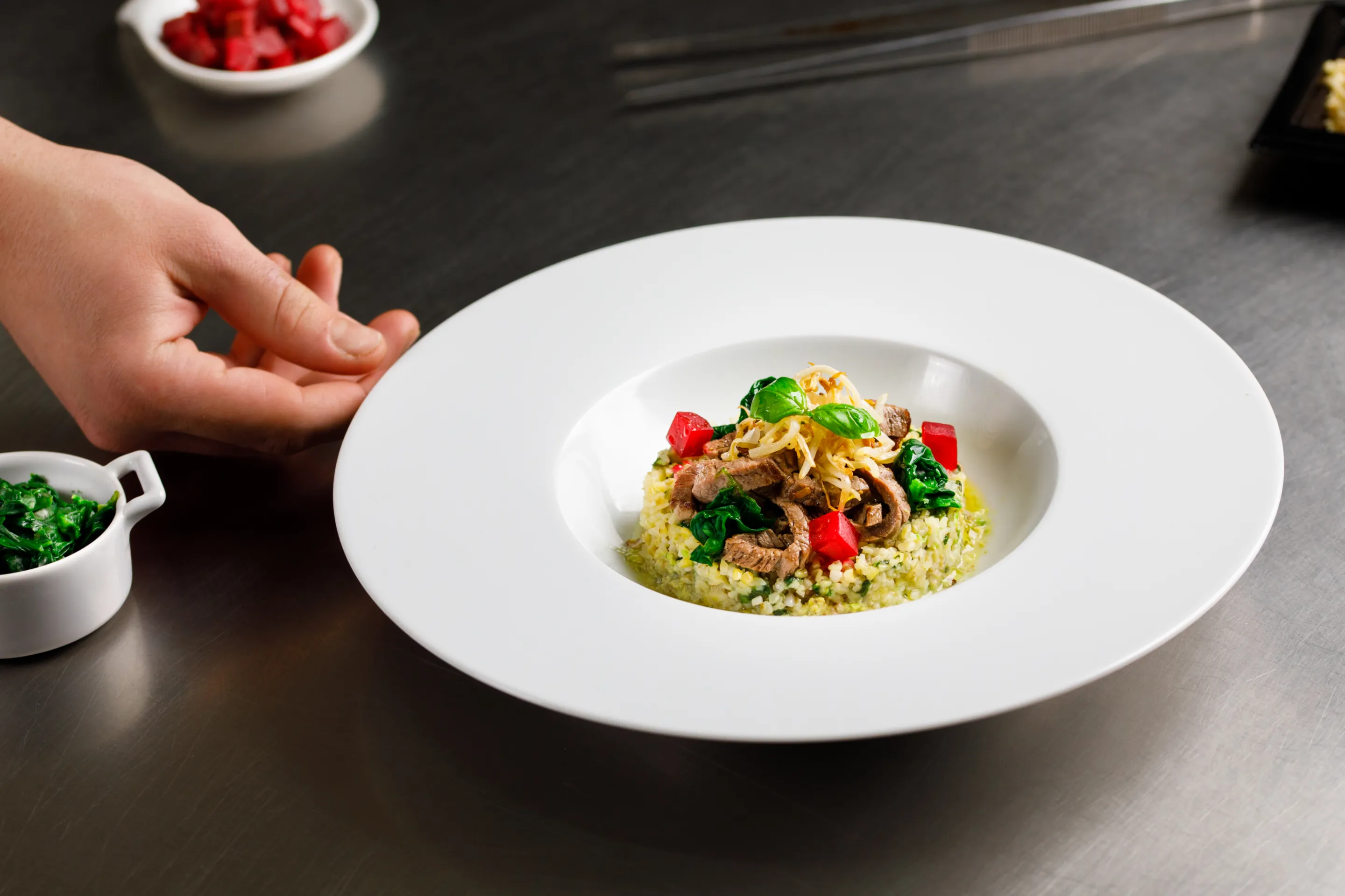 Tortino di Bulgur con spinaci, barbabietola a cubetti, germogli di soia e straccetti di manzo