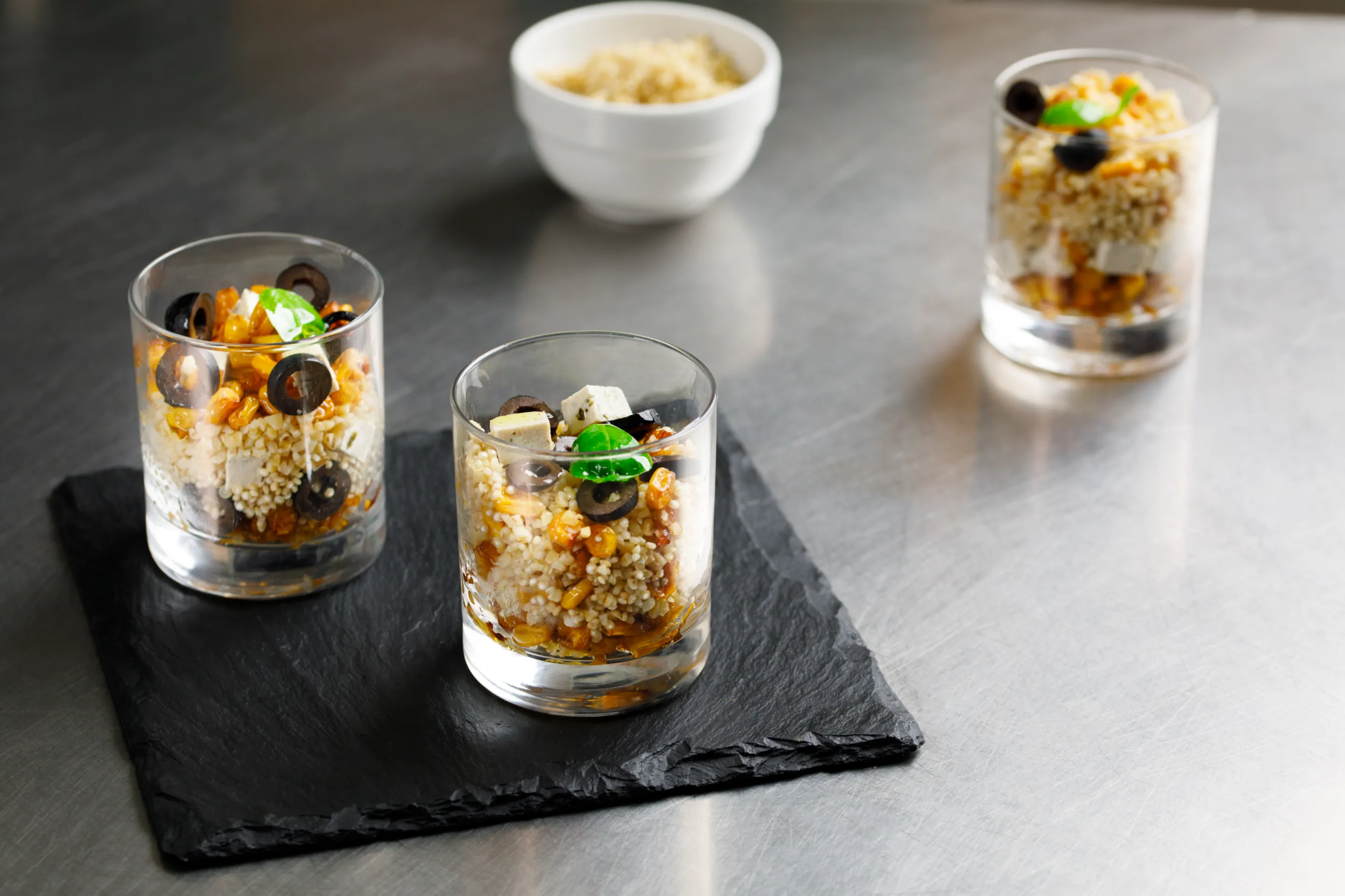 Bicchierino di Quinoa e Bulgur con tofu, Mais super sweet tostato e vinaigrette al basilico e vaniglia