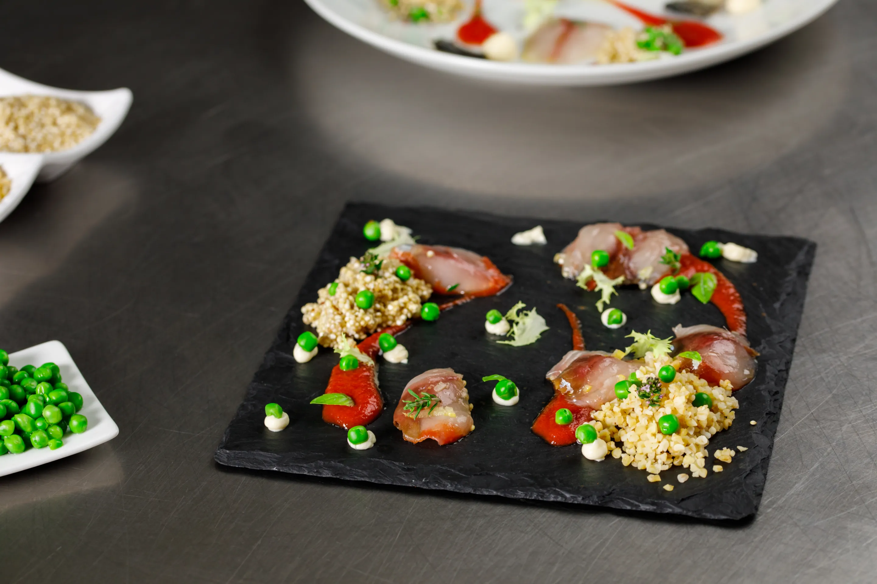 Quinoa e Bulgur con Piselli, coulis di pomodoro e carpaccio di sgombro