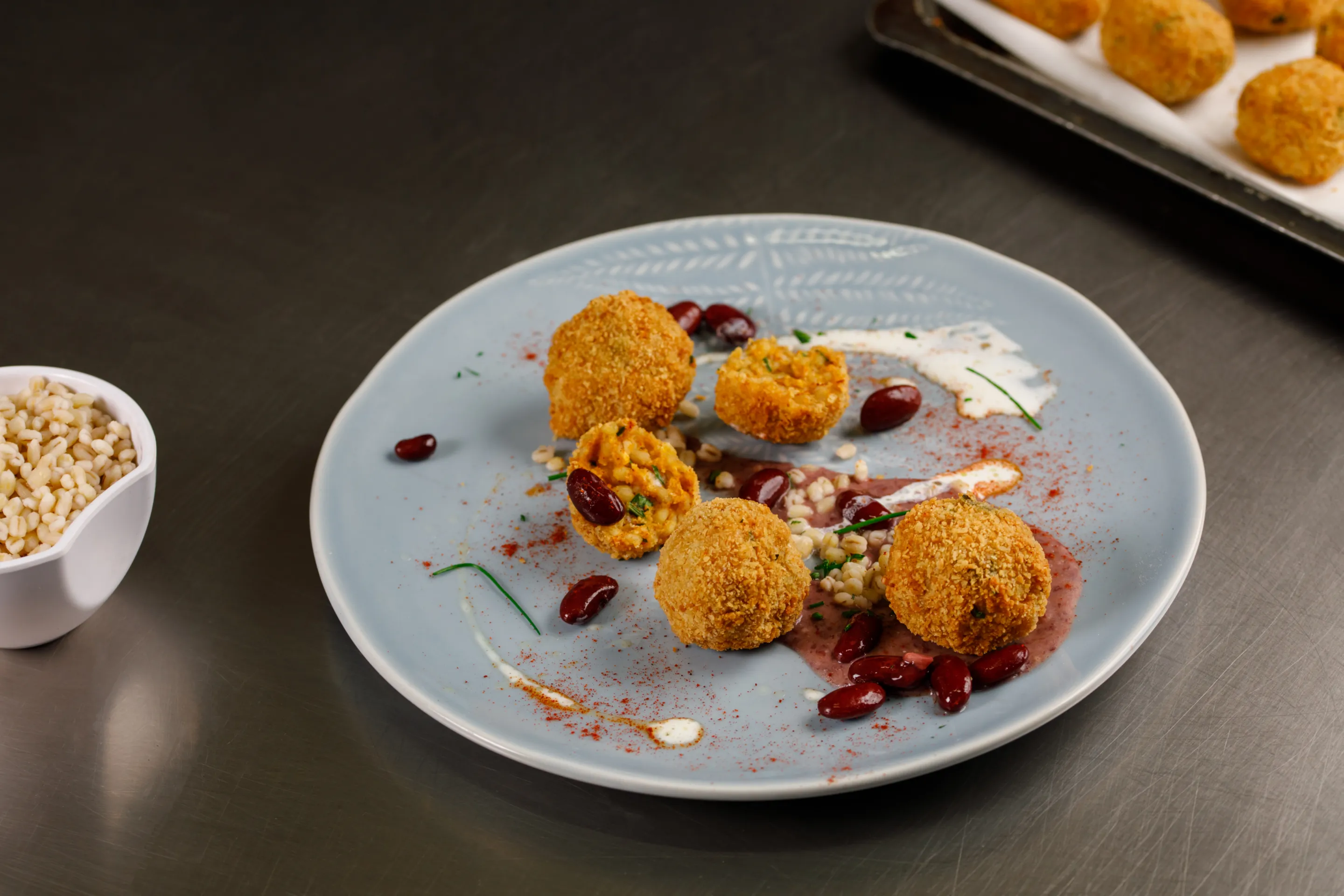 Polpette di Orzo alla paprika su crema di Fagioli rossi e salsa yogurt all'erba cipollina