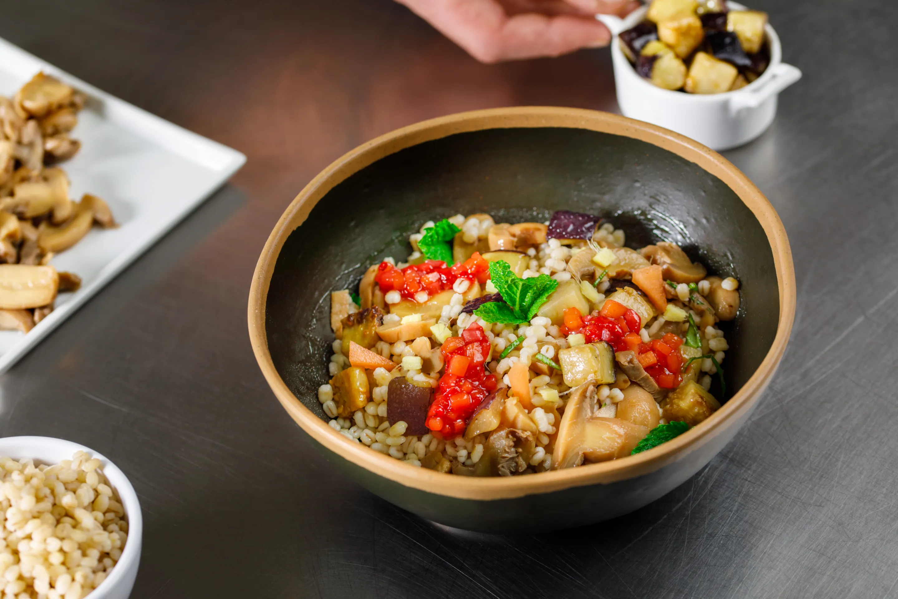 Insalatona di Orzo e Champignon con Melanzane profumate alla menta e chutney di frutta