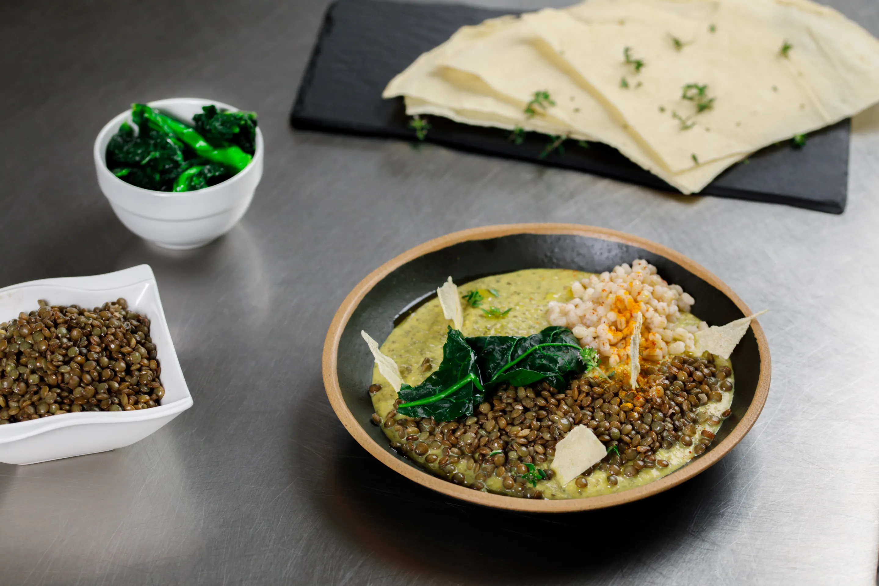 Dahl di Lenticchie verdi con salsa al curry, Cicorie profumate e Orzo al timo