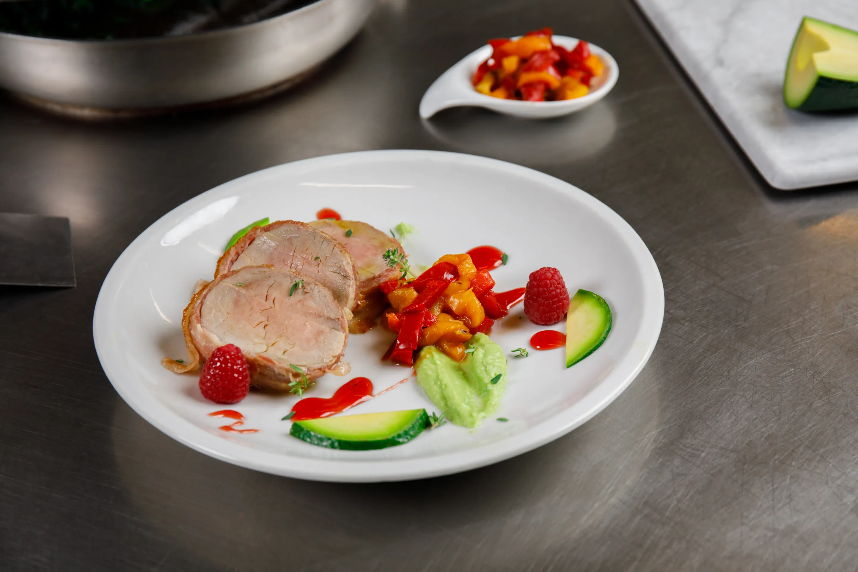 Filetto di maialino, Julienne di Peperoni grigliati, guacamole e lamponi