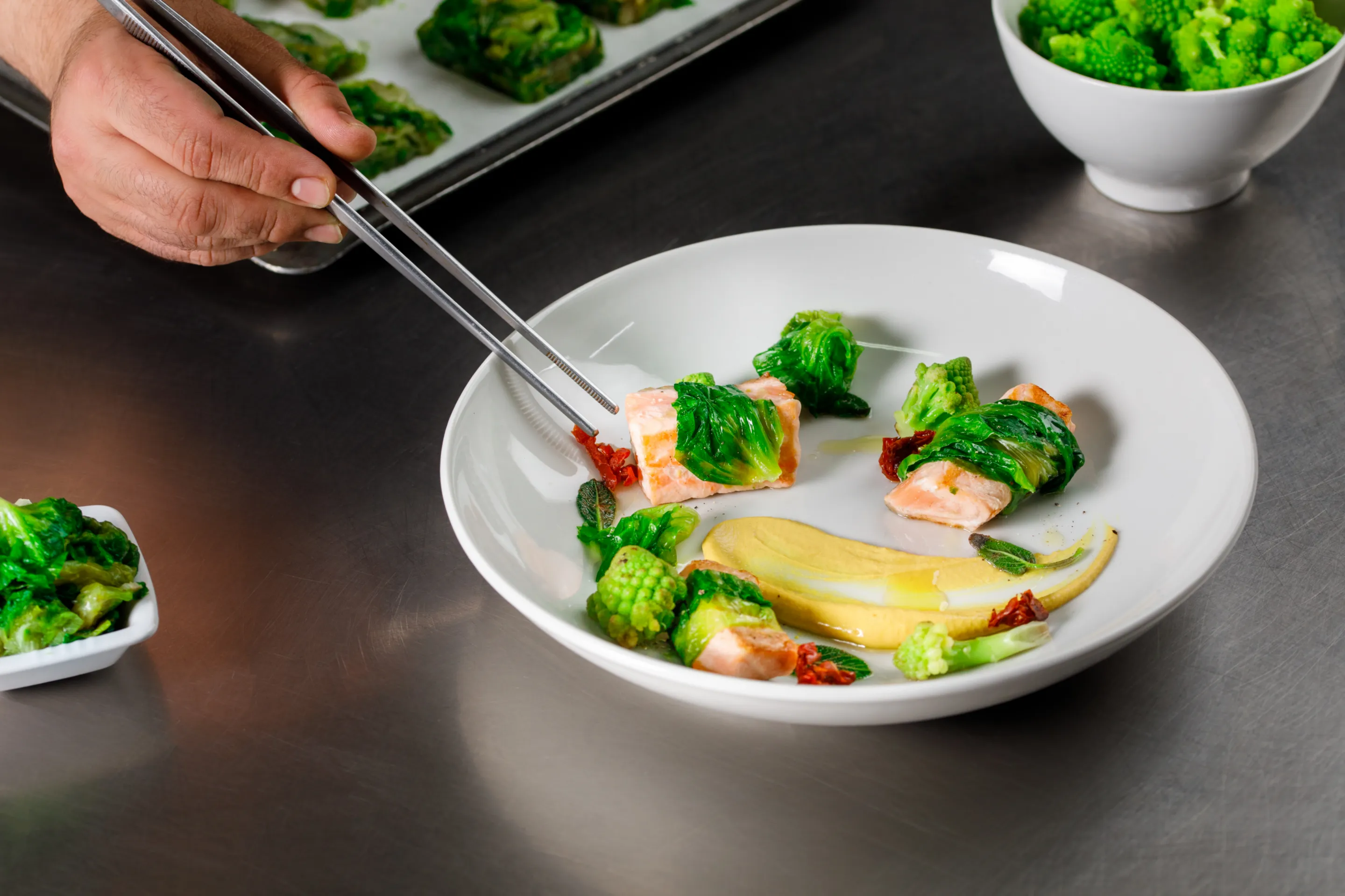 Filetto di salmone grigliato, bardato con millefoglie di scarola, cavolo romanesco e salsa senape montata