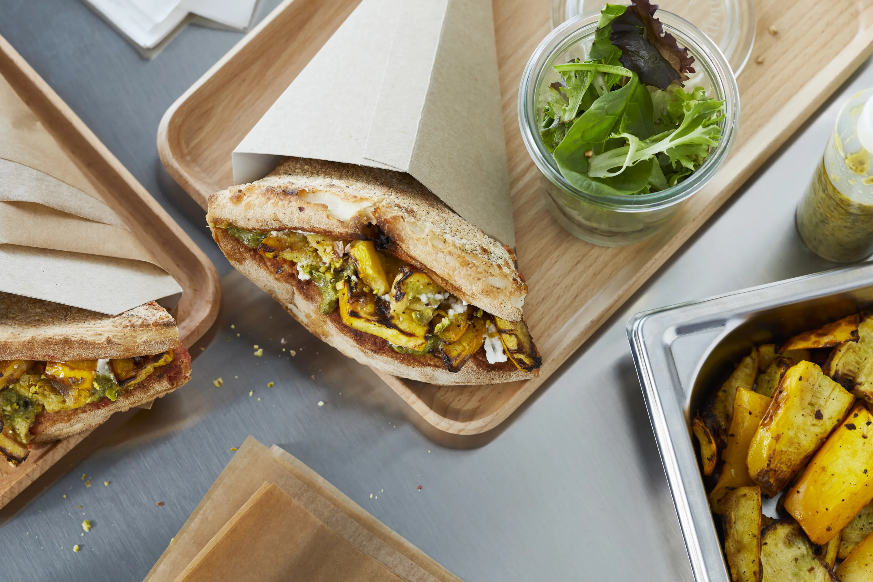 Gevouwen pizza met gegrilde gele courgettes