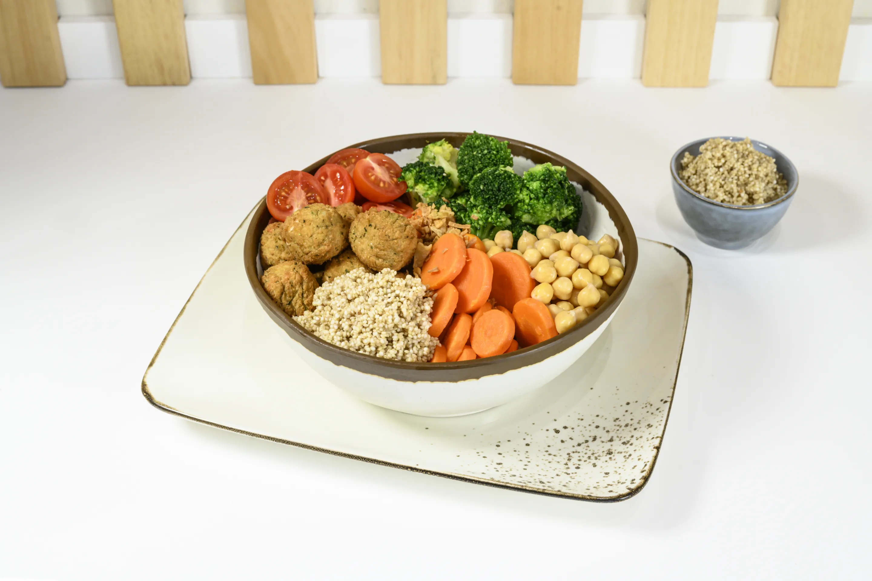 Poke di quinoa, ceci e broccoli, con falafel, carote e pomodorini