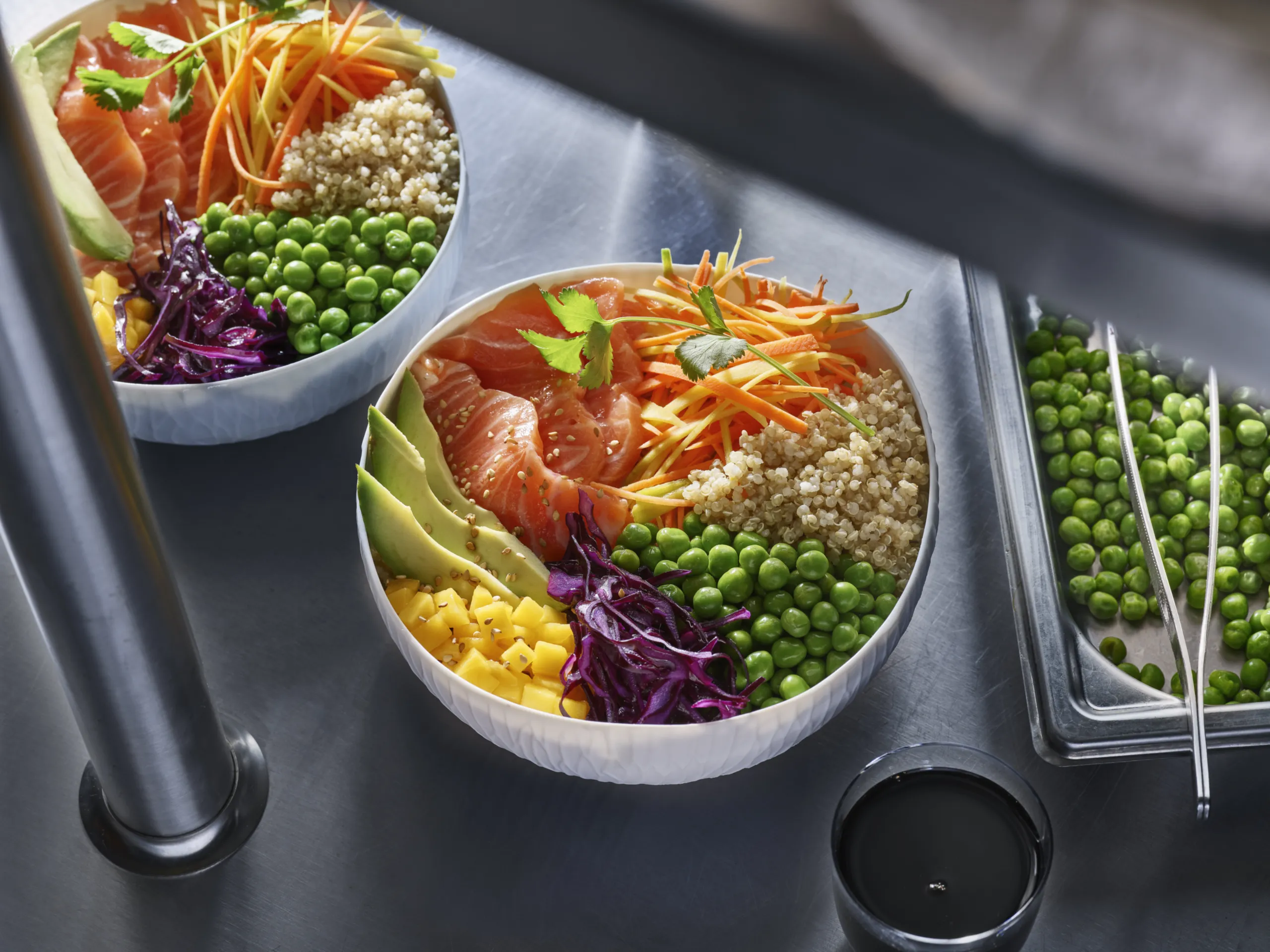 Poké quinoa, pois maraîcher et saumon