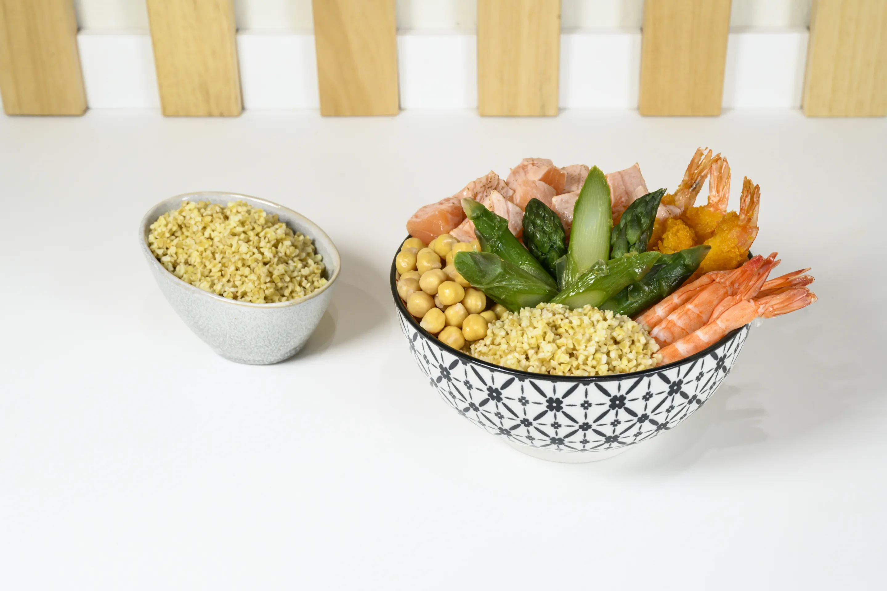 Poke di bulgur con asparagi, ceci, gamberi in tempura e salmone