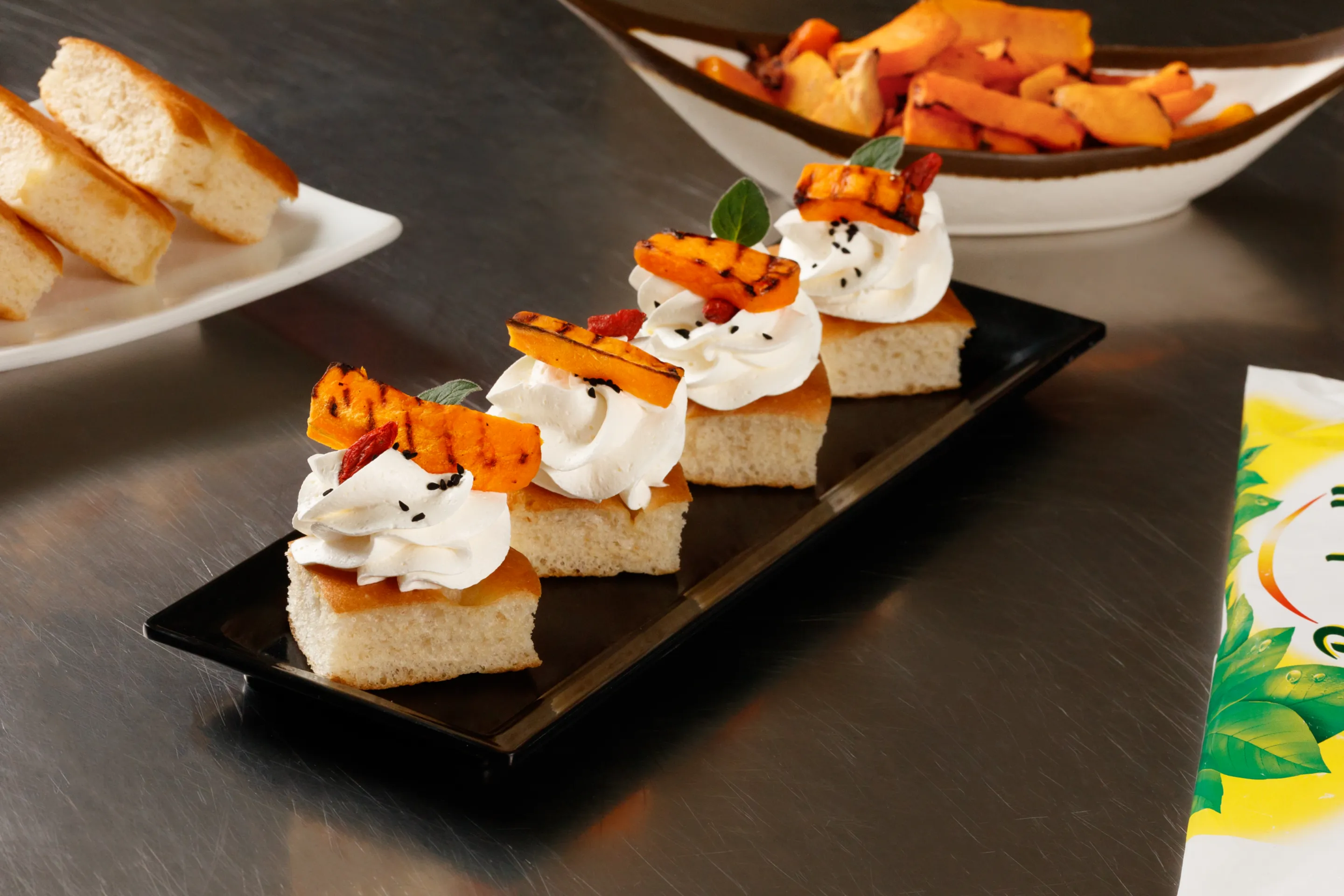 Cubo di focaccia genovese con spuma di robiola all'erba cipollina e zucca grigliata