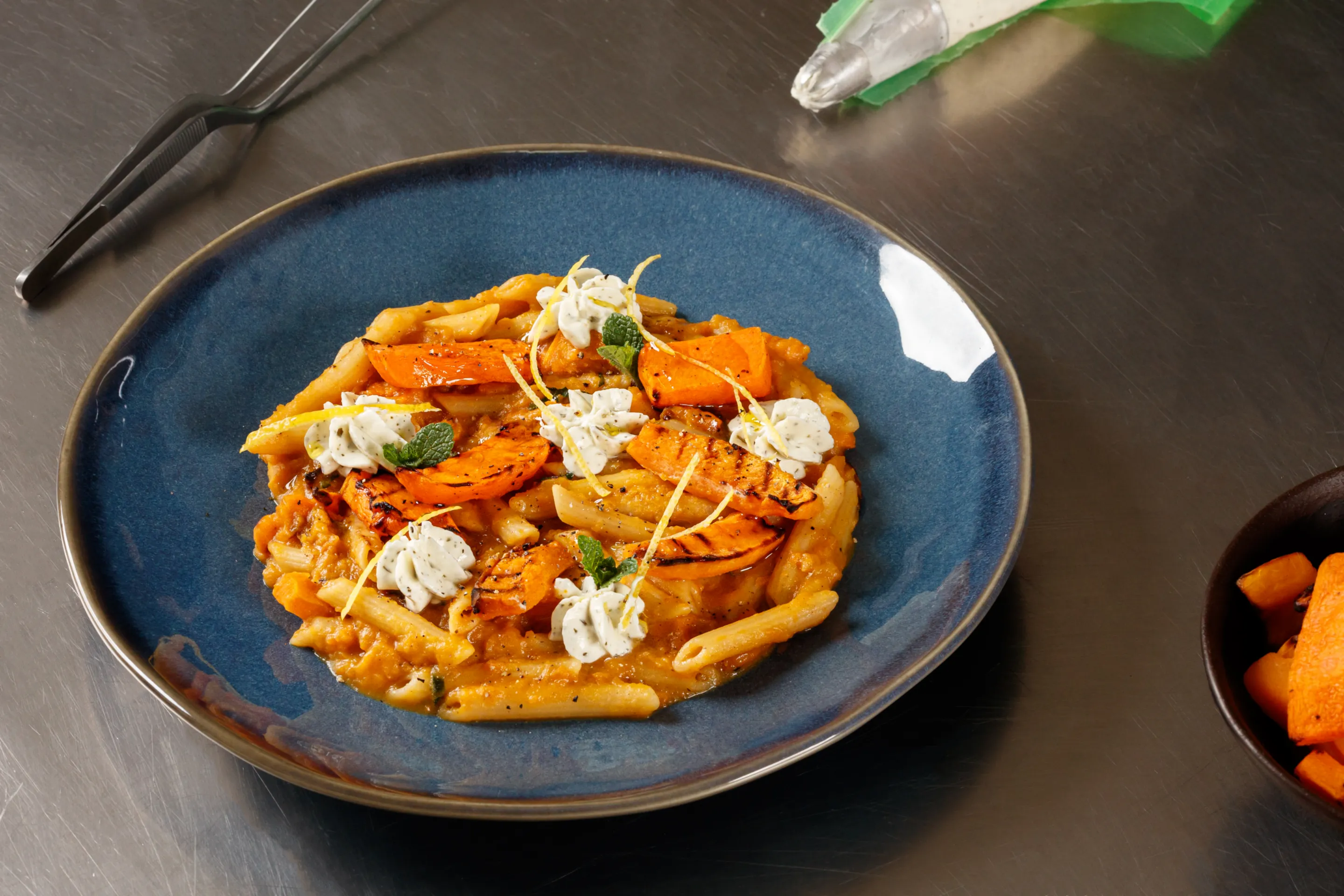 Pennette con zucca grigliata, crema di zucca, formaggio alle erbe e limone rapè