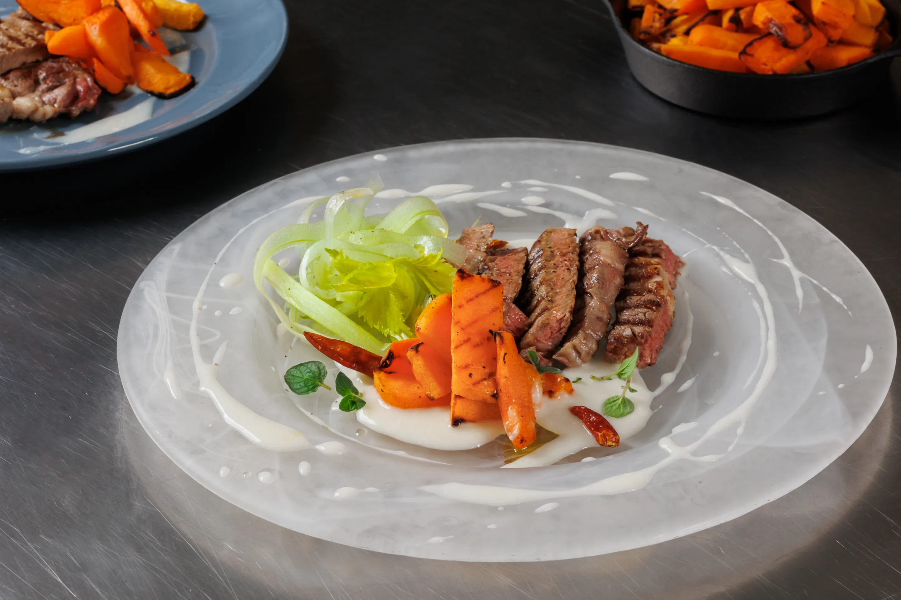 Tagliata di manzo con zucca grigliata, fonduta di canestrato e sedano riccio