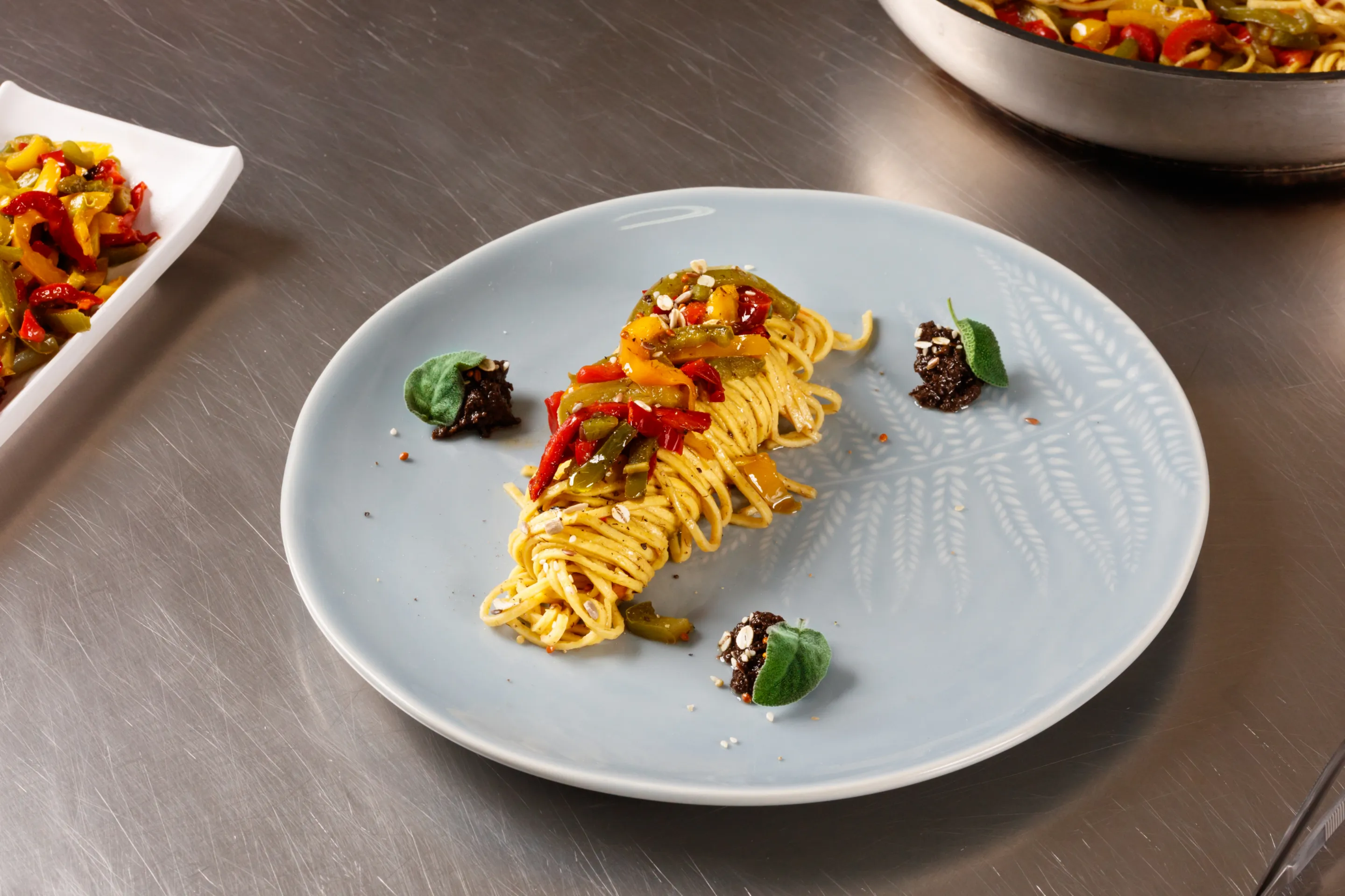 Tagliolini al tartufo con peperoni julienne grigliati e crumble ai cereali