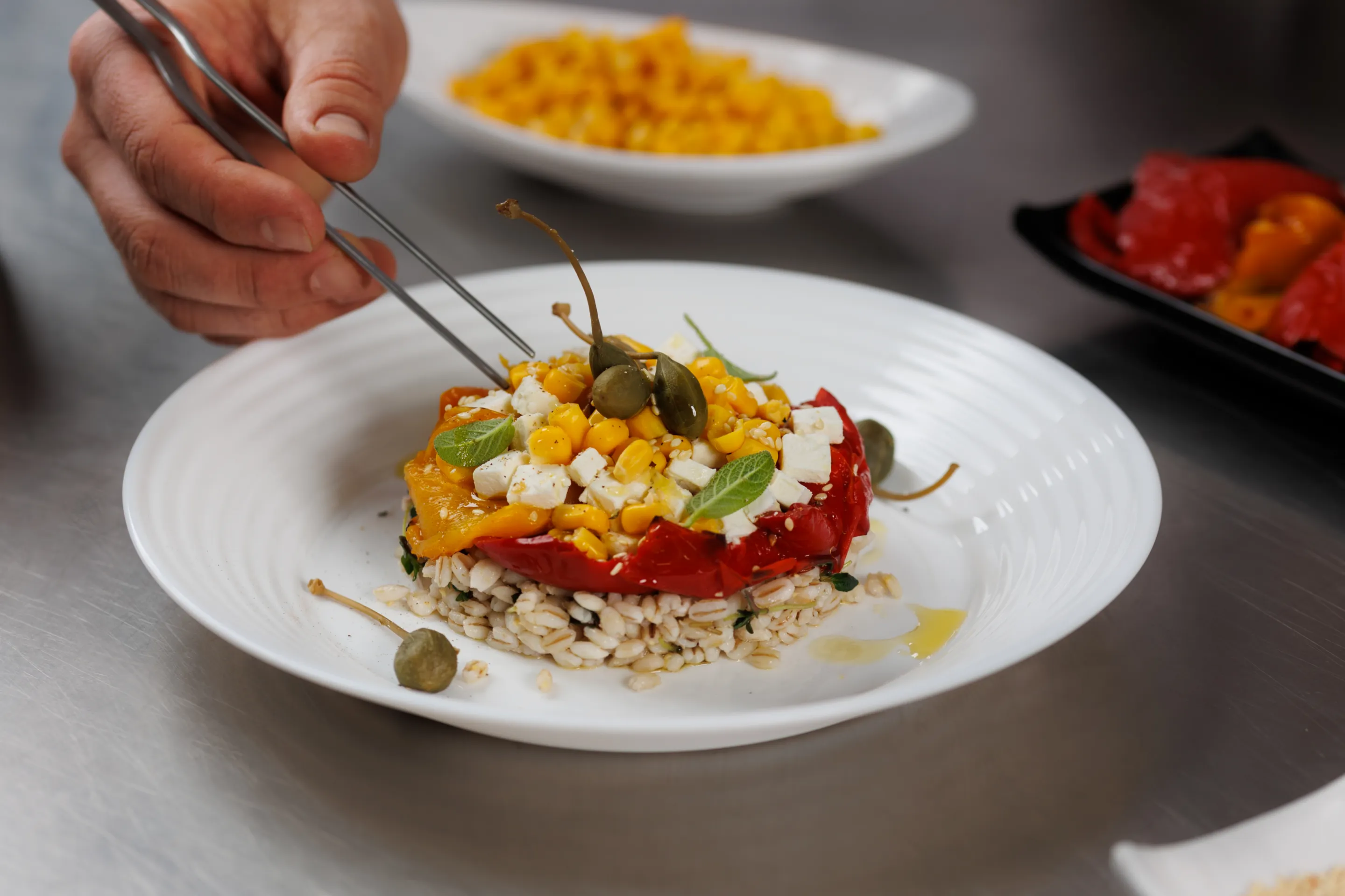 Insata di orzo, peperoni grigliati, tofu, mais, capperi e semi di sesamo