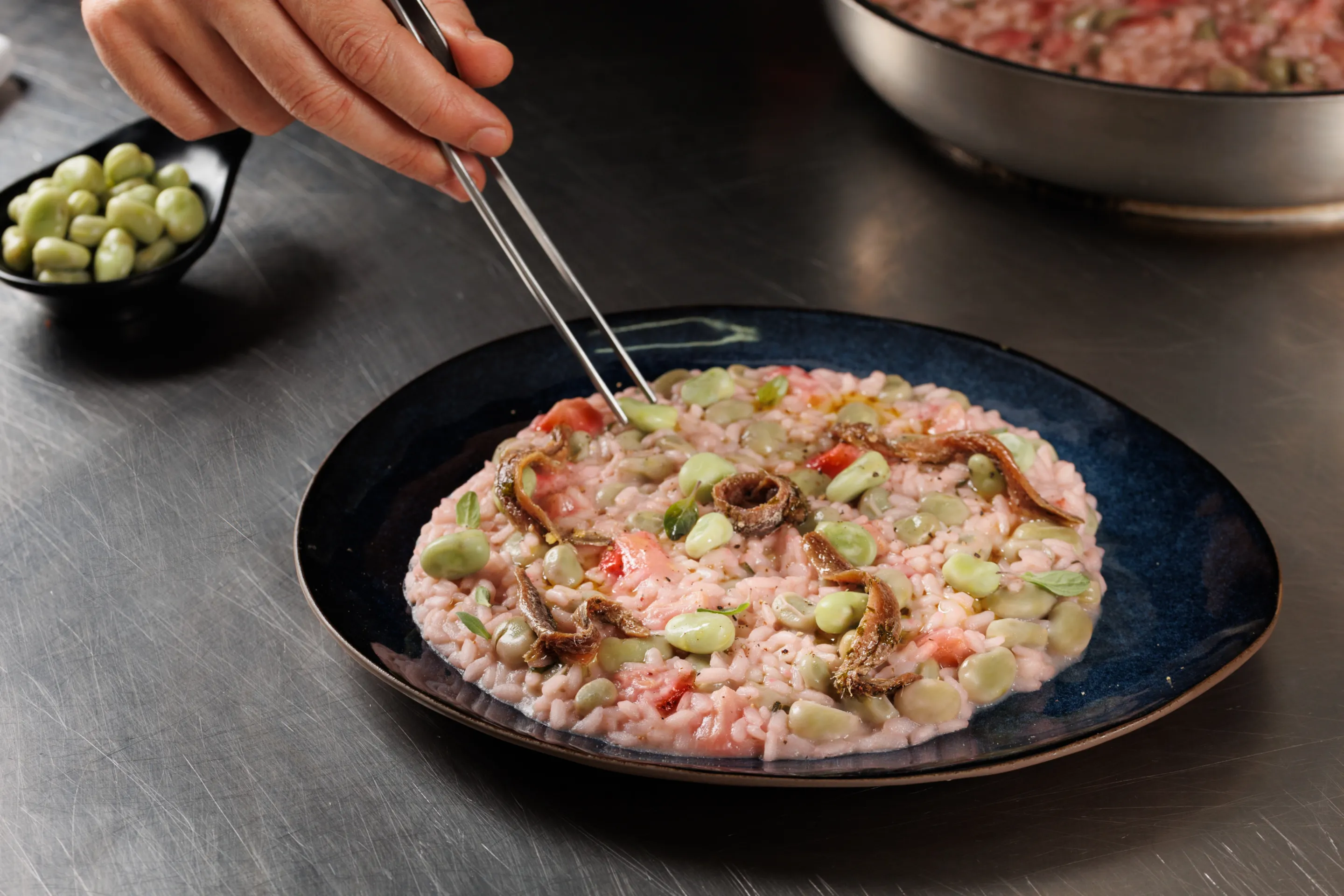 Risotto alle fragole, alici del Cantabrico e fave