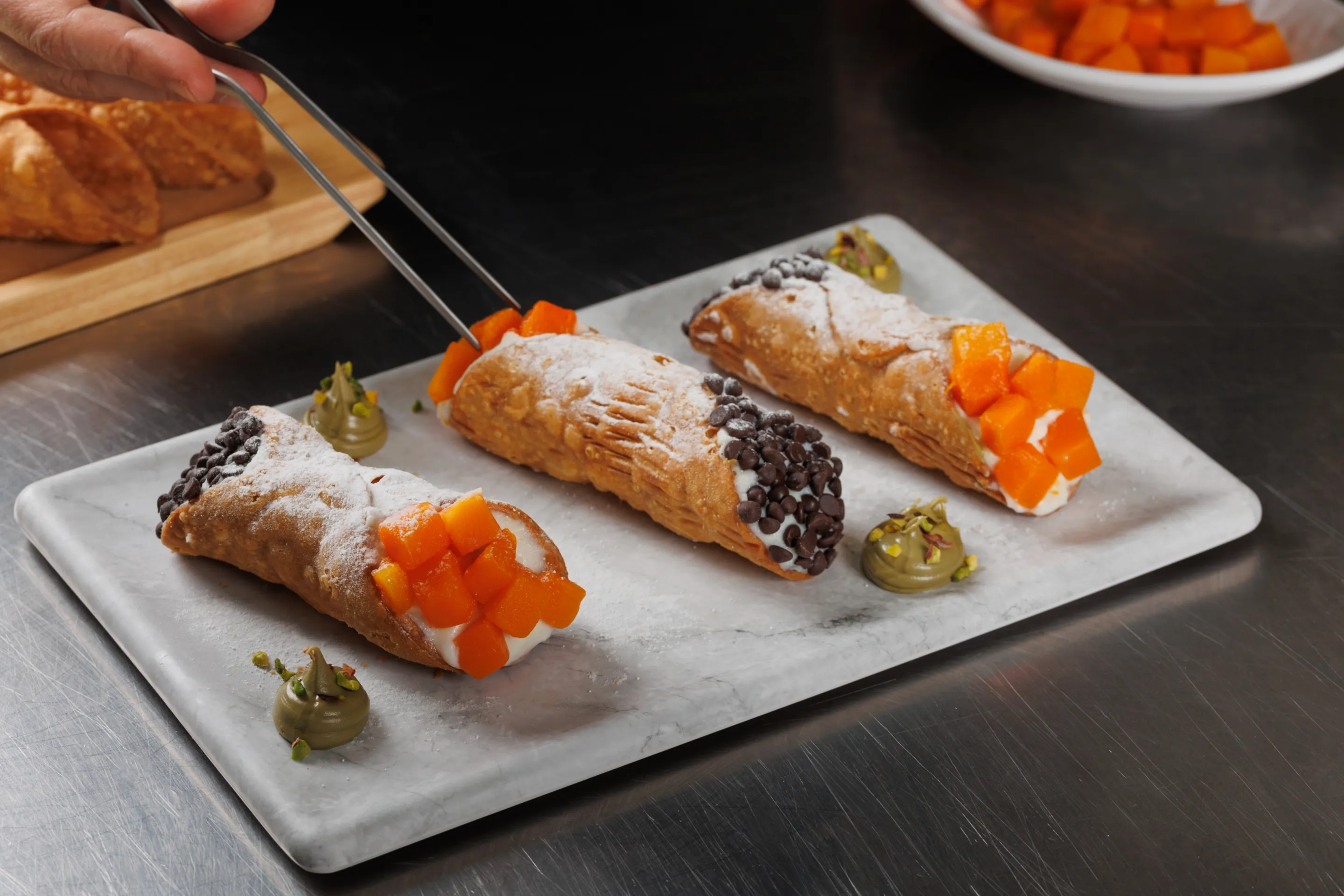 Cannoli siciliani con ricotta di soia, gocce di cioccolato e zucca a cubetti caramellata