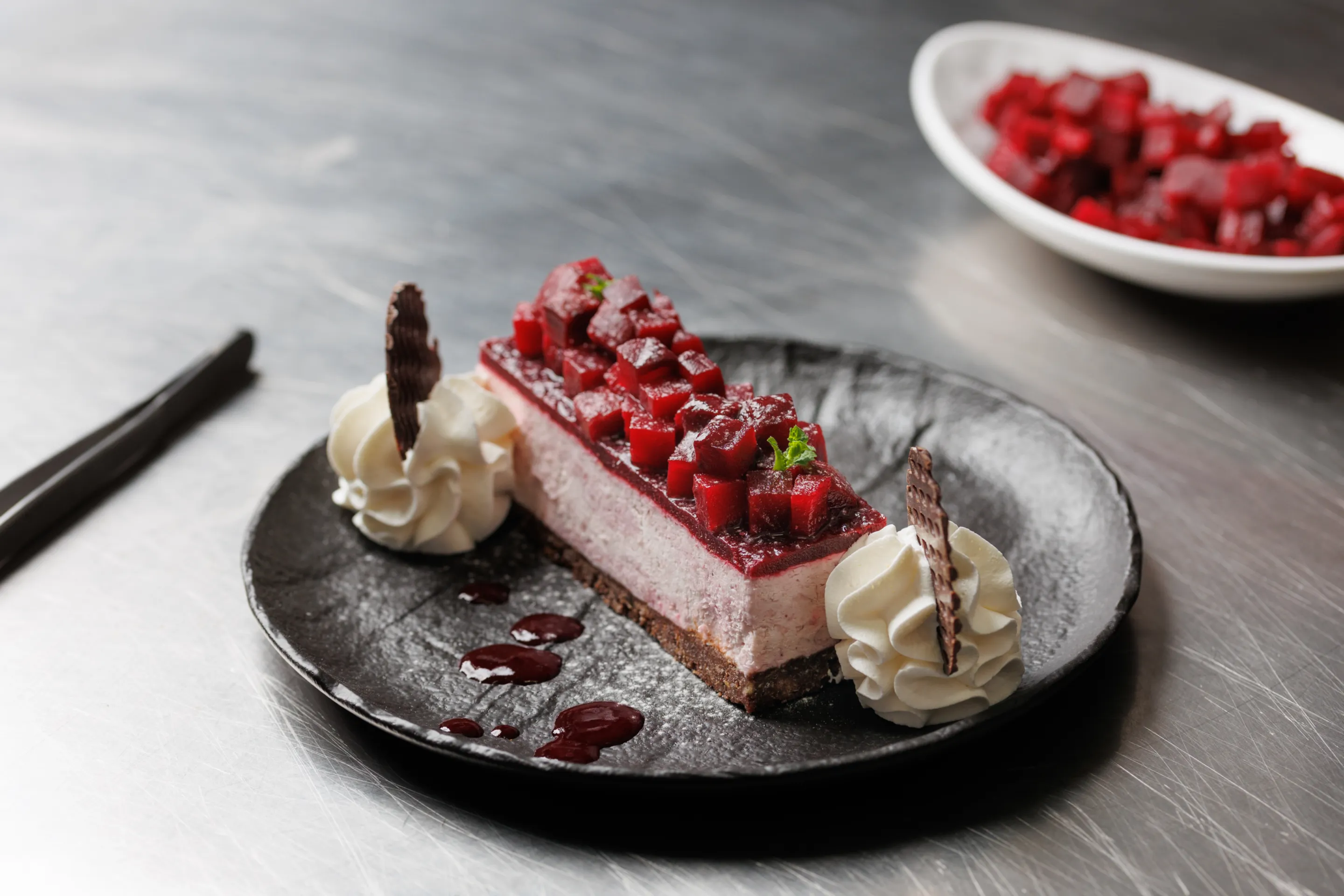 Mini cheesecake alla barbabietola con gelèe alla barbabietola e croccante al cioccolato