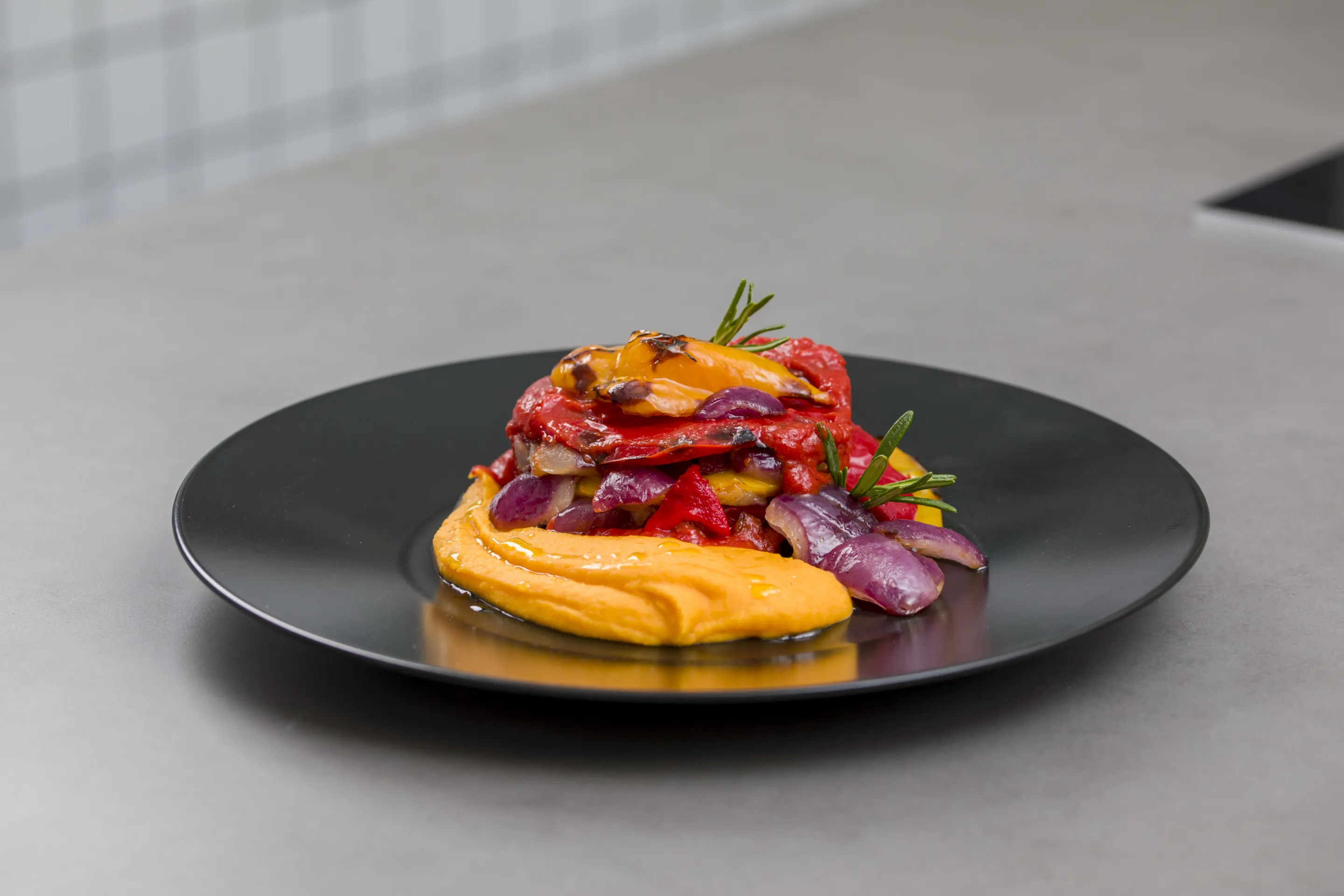 Tombet de cebolla roja, pimiento asado y parmentier de Boniato