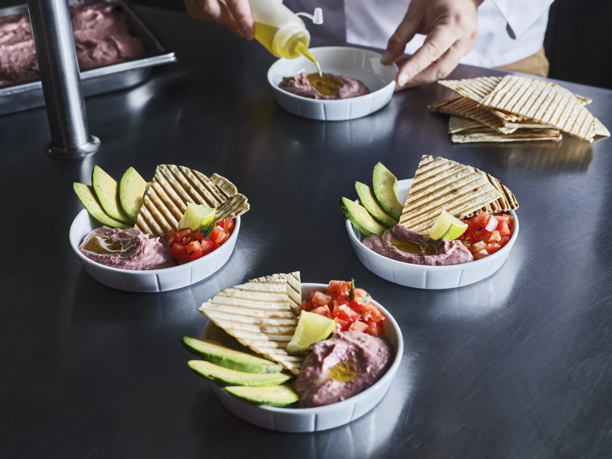 Salade bowl et houmous de haricots rouges