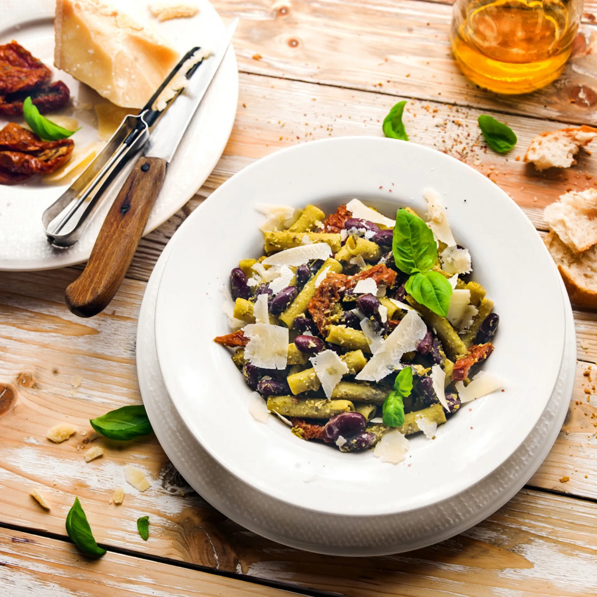 Italské rigatoni s pesto omáčkou a sušenými rajčaty